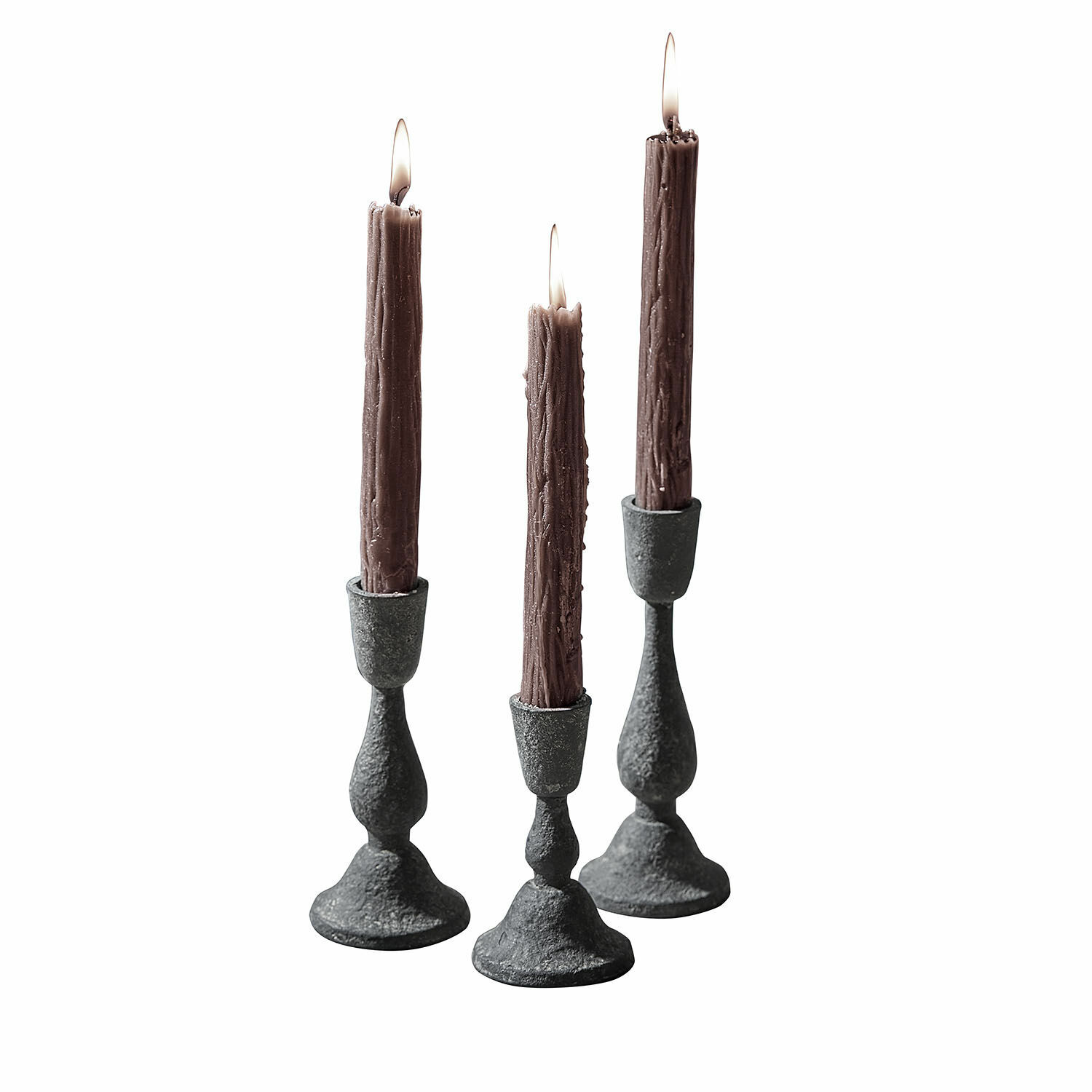 Kerzenhalter 3er Set Lavignoux Set aus drei schwarzen Metallkerzenhaltern mit braunen Kerzen für Wohnraumdekoration