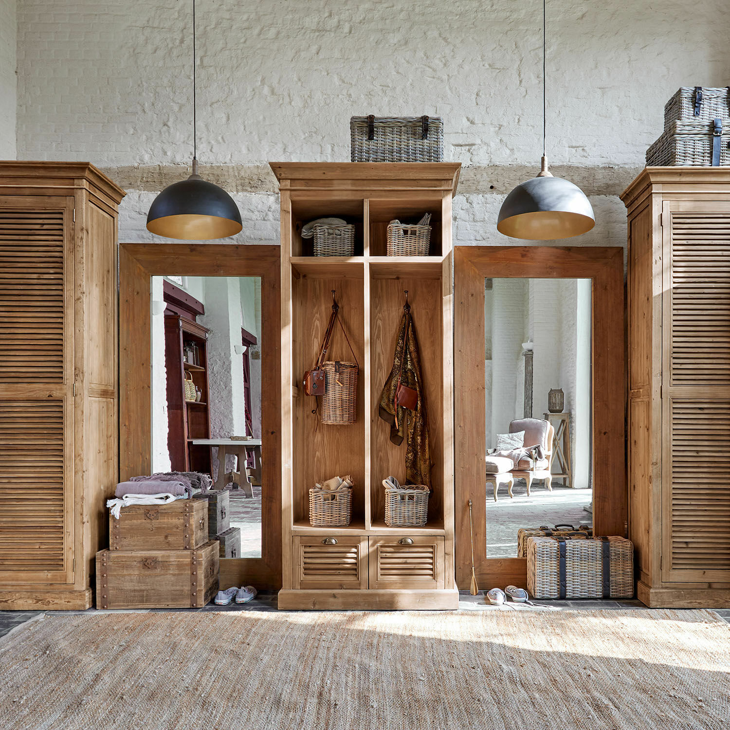 Holzschrank mit Spiegel und Korbaufbewahrung in Naturfarbe für den Flur im Landhausstil
