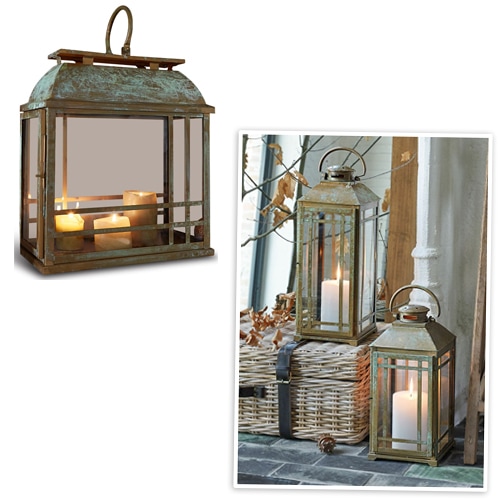 Dekorative Metalllaterne mit Patina und Glaseinsätzen, ideal für Kerzen und Wohnraumgestaltung