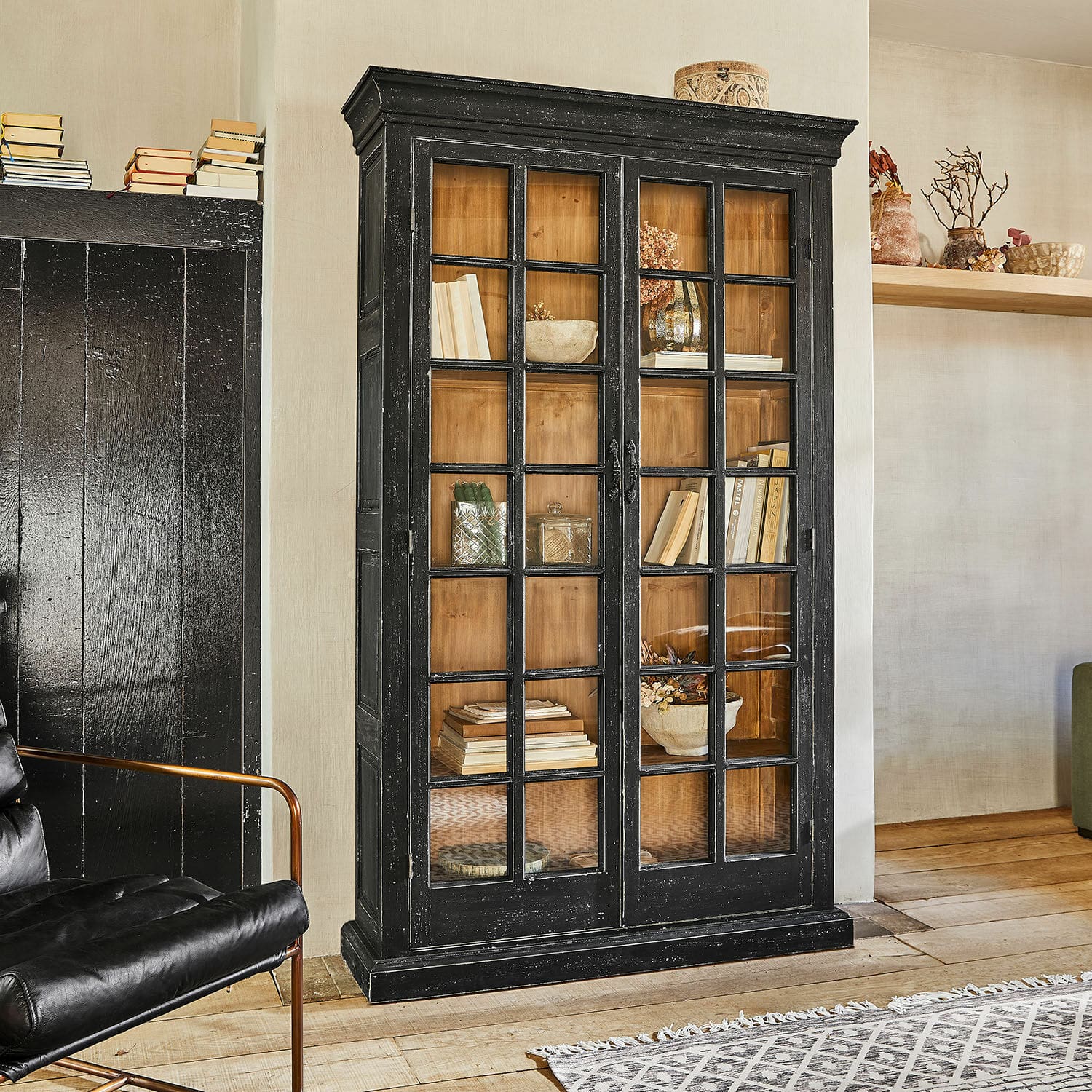 Schrank Mervique Schwarze Holzvitrine mit Glastüren und natürlichem Innenraum, elegantes Wohnzimmermöbel