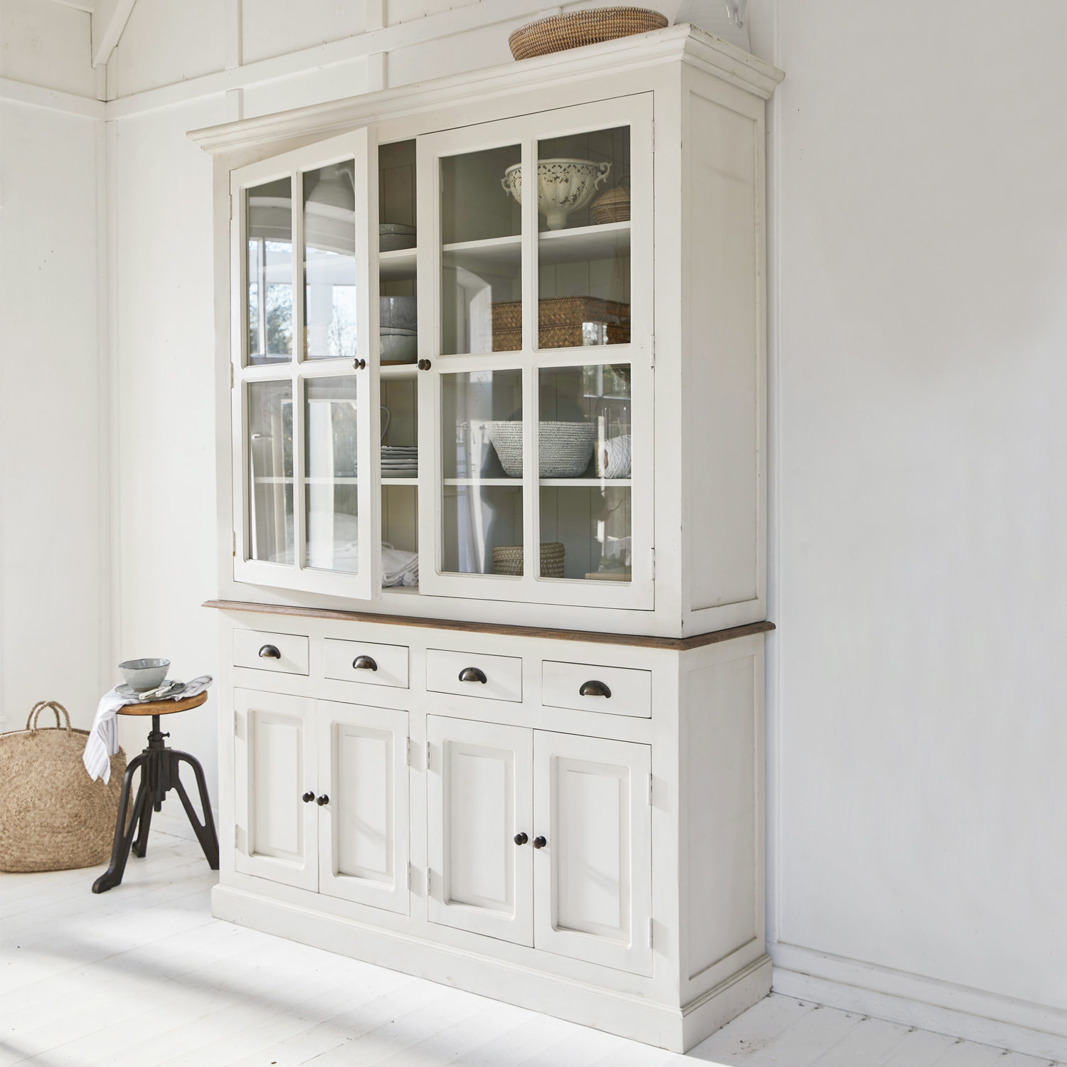Schrank Morningside Weiße Holzvitrine mit Glastüren und Schubladen für Stauraum im hellen Wohnzimmer