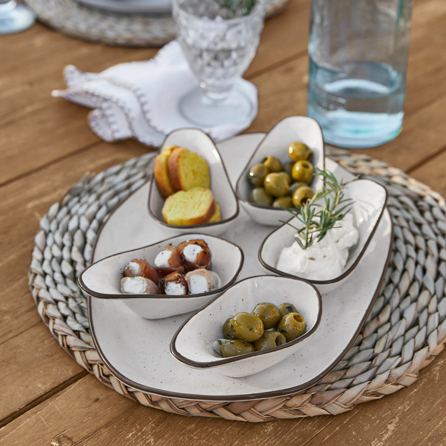 Servierschälchen 6er Set Biarré Weiße Keramikschälchen mit Oliven und Frischkäse auf geflochtenem Untersetzer auf Holztisch