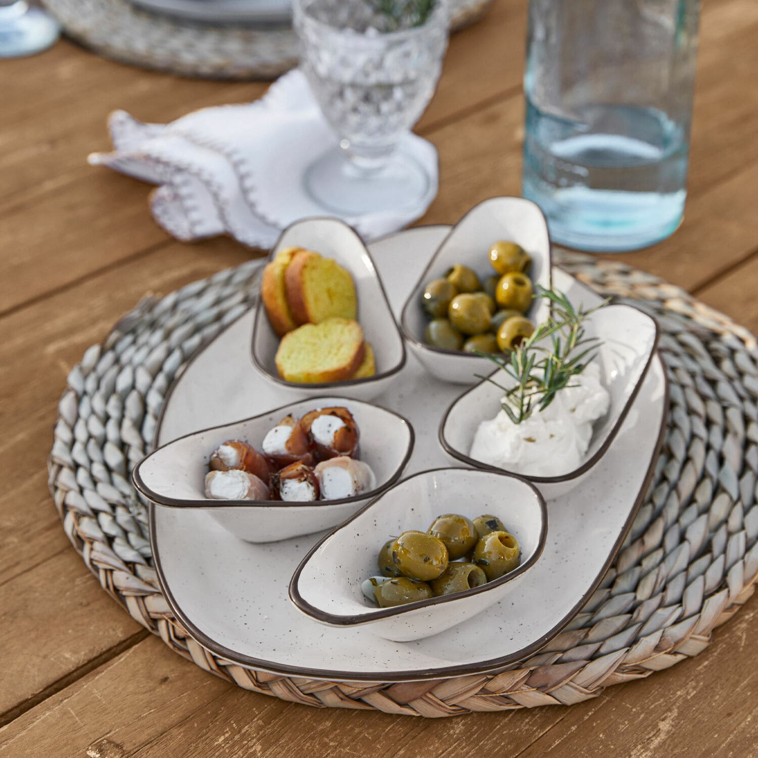 Servierschälchen 6er Set Biarré Weiße Keramikschälchen mit Oliven und Frischkäse auf geflochtenem Untersetzer auf Holztisch