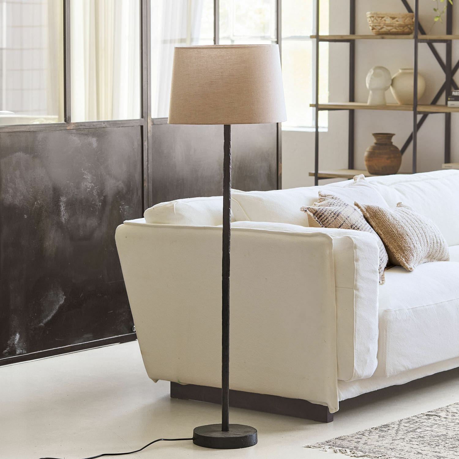 Stehlampe Kristof Stehlampe mit schwarzem Metallfuß und beigem Lampenschirm in modernem Wohnzimmer