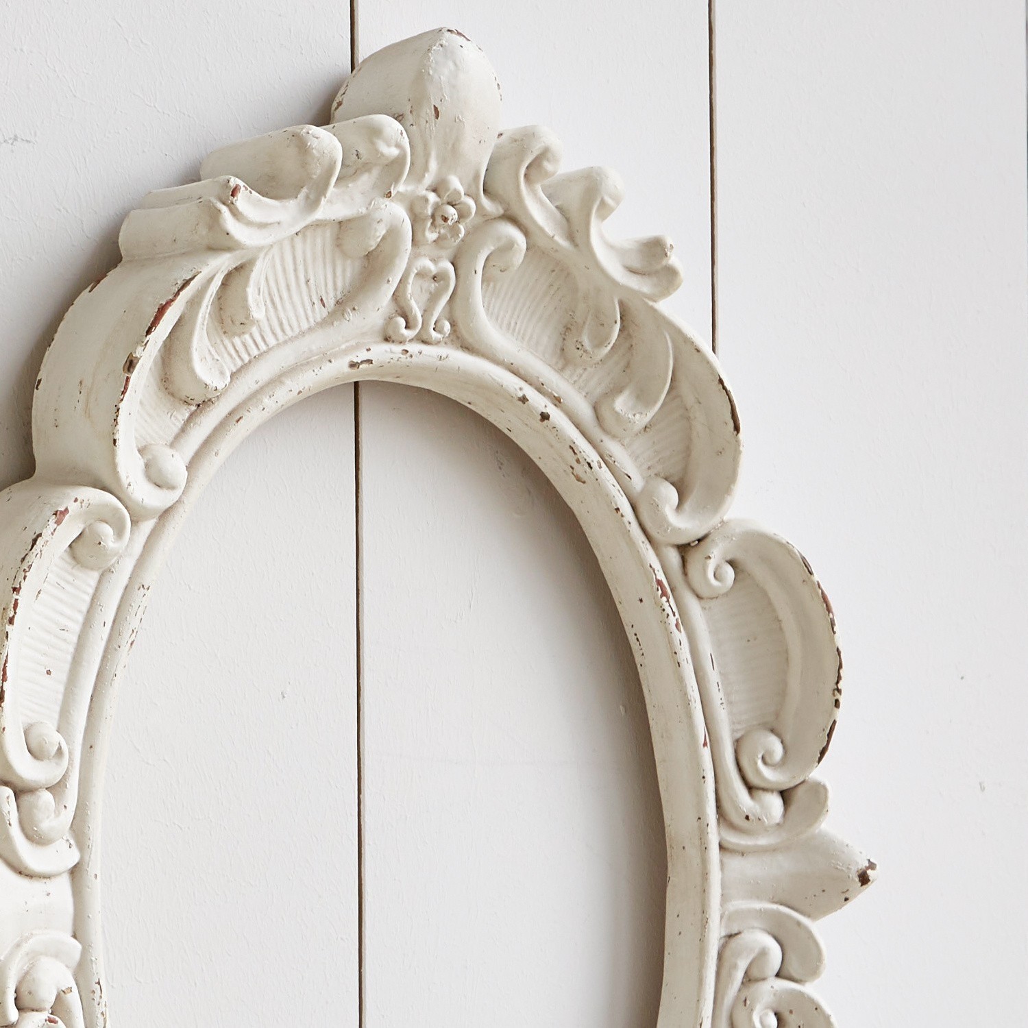 Verzierter Spiegelrahmen aus Holz in weißem Shabby-Chic für Wanddekoration