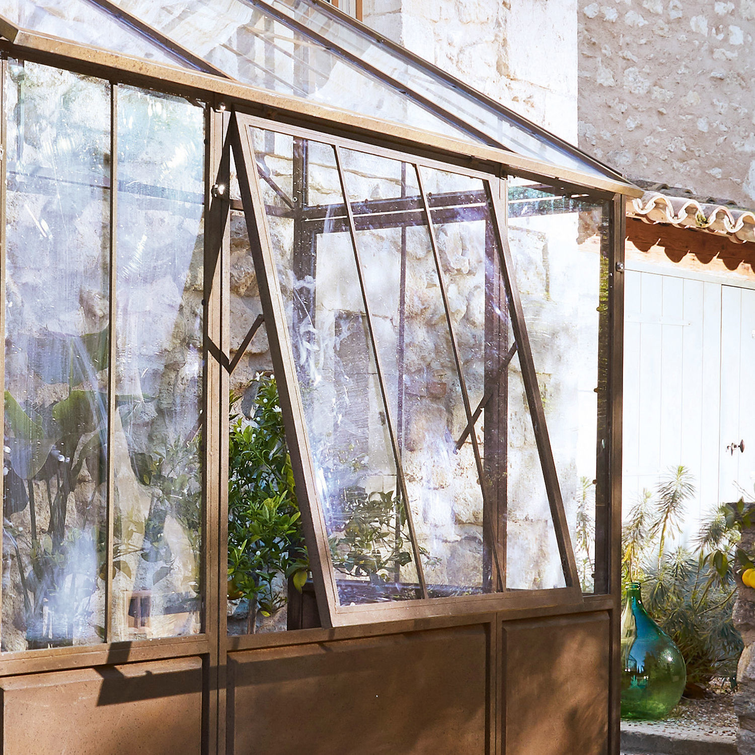 Garten-Gewächshaus mit rostfarbener Metallrahmenkonstruktion, ideal für Pflanzenzucht im Garten