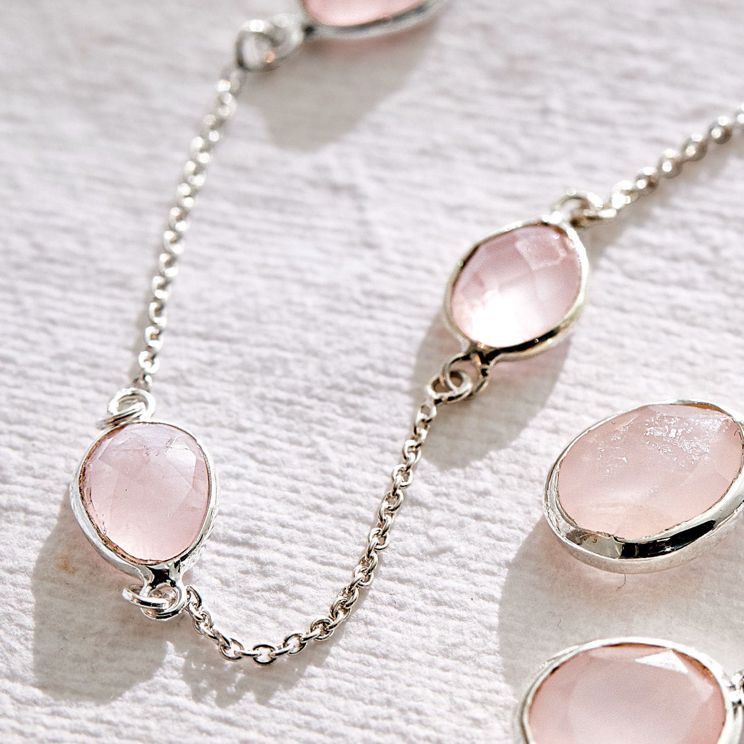 Feine Halskette mit rosa Steinen und silberner Kette, eleganter Damenschmuck
