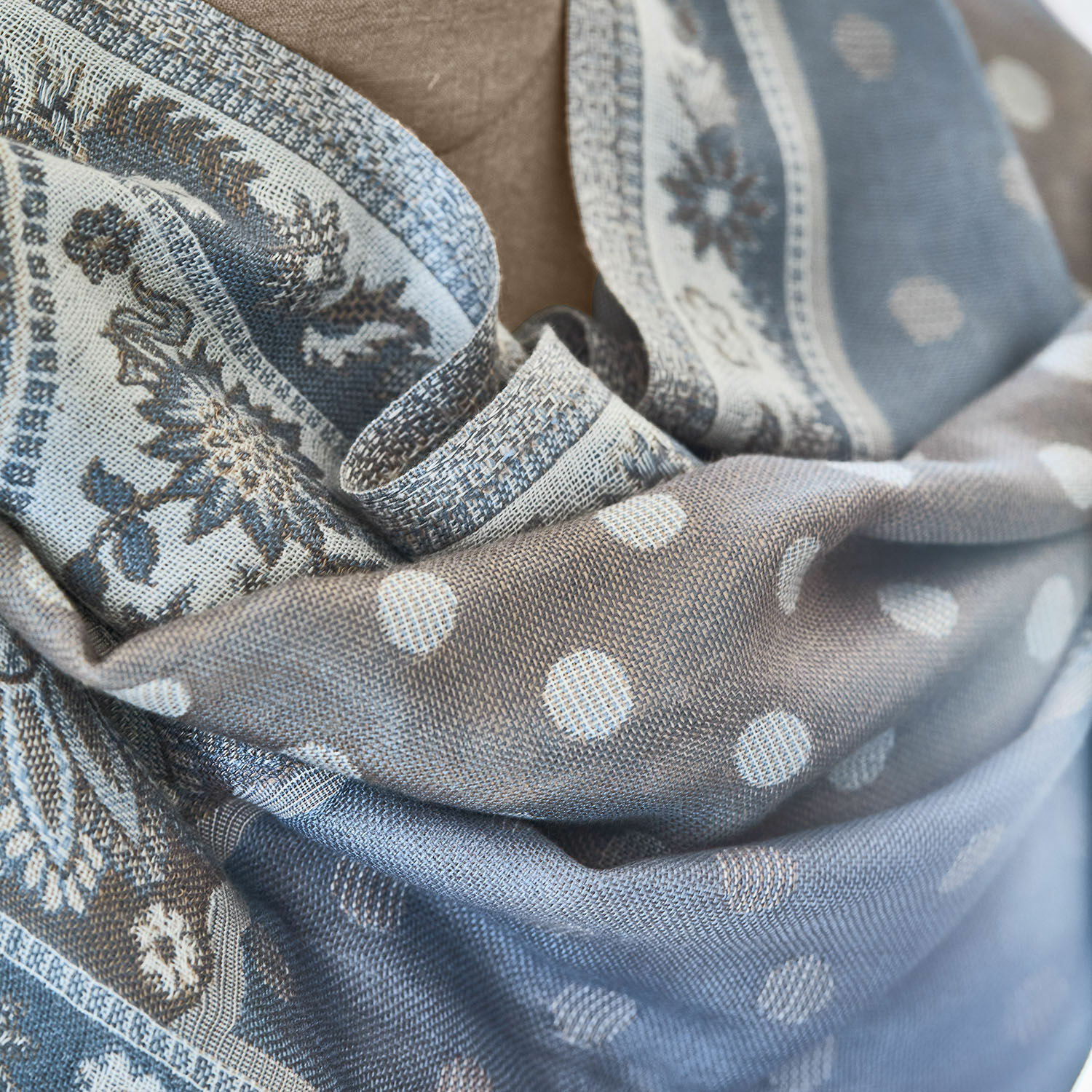 Weicher Baumwollschal in Blau-Grau mit Mustern und weißen Punkten, modisches Accessoire für kühle Tage