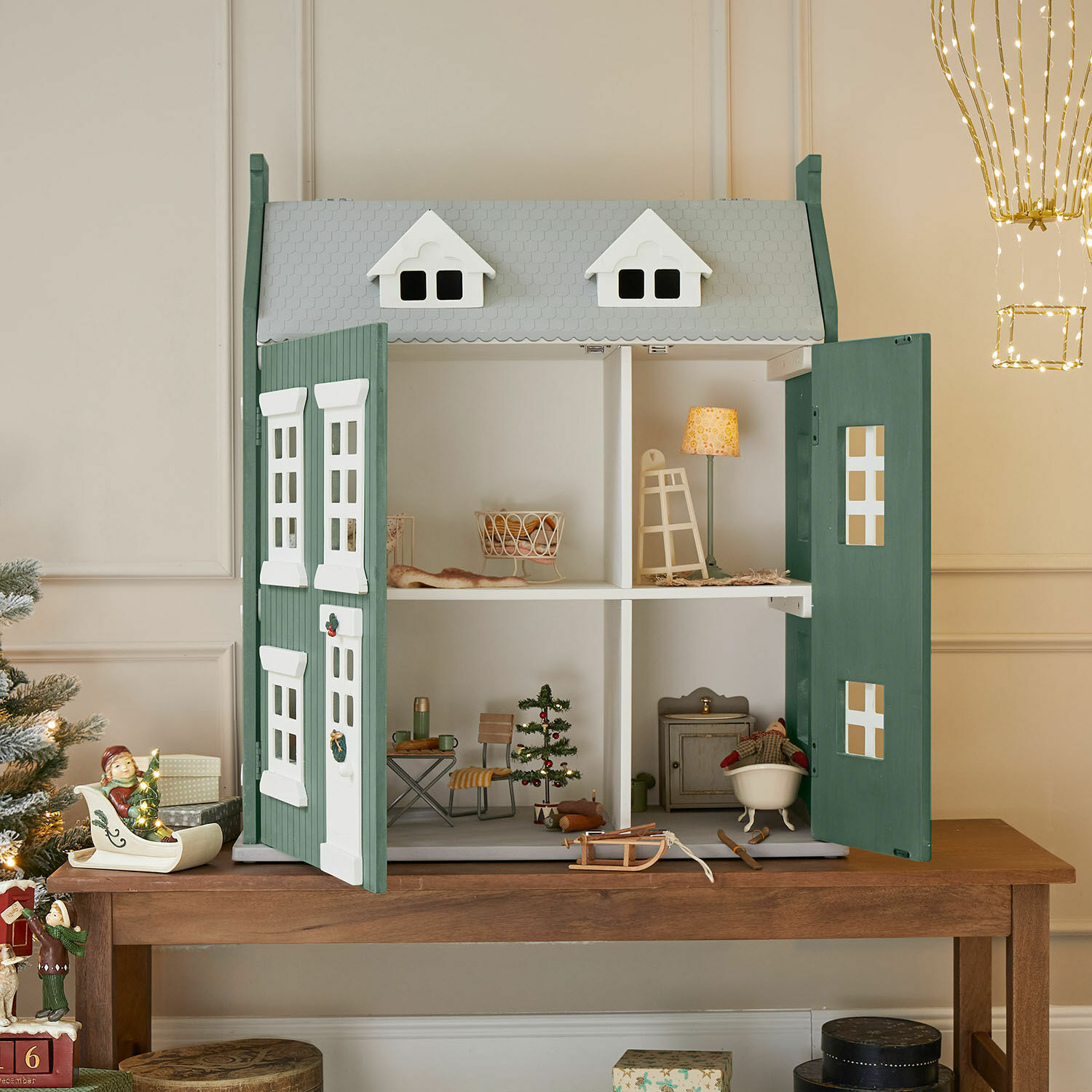 Puppenhaus Avenari Grünes und weißes Puppenhaus aus Holz mit Möbeln und Weihnachtsdekoration auf Holztisch
