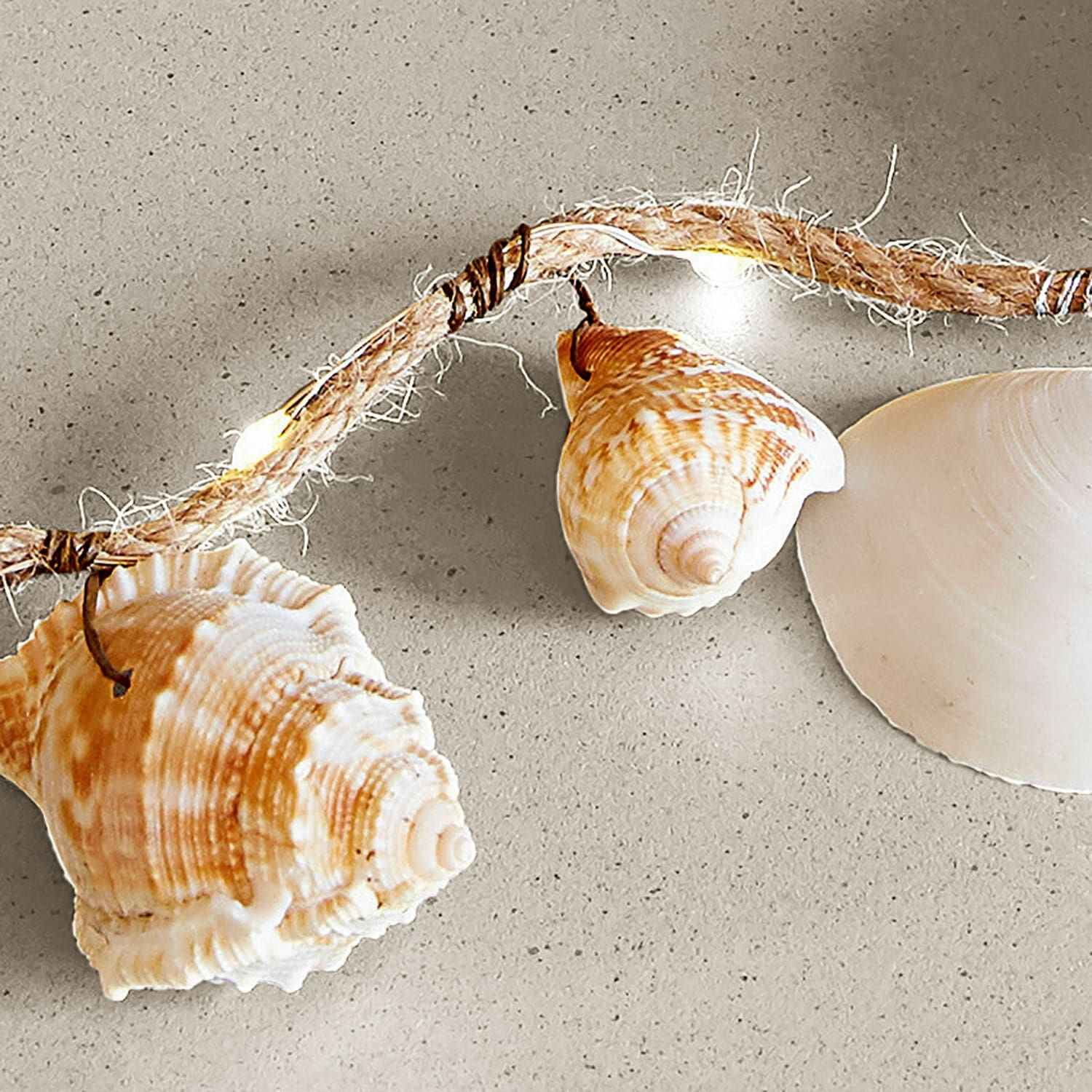 Dekorative Lichterkette mit Muscheln an Naturkordel, maritimes Design mit warmweißen LED-Lichtern