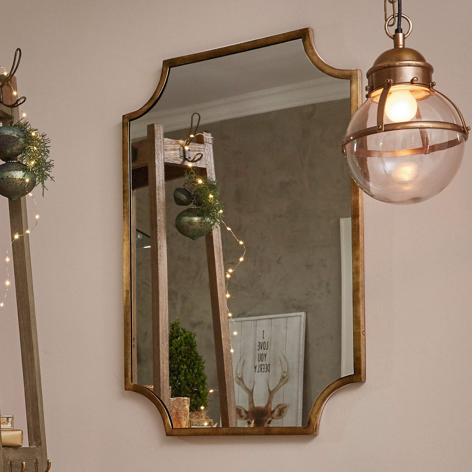 Wandspiegel mit vintage Messingrahmen für stilvolle Wohnraumdekoration im Wohnzimmer