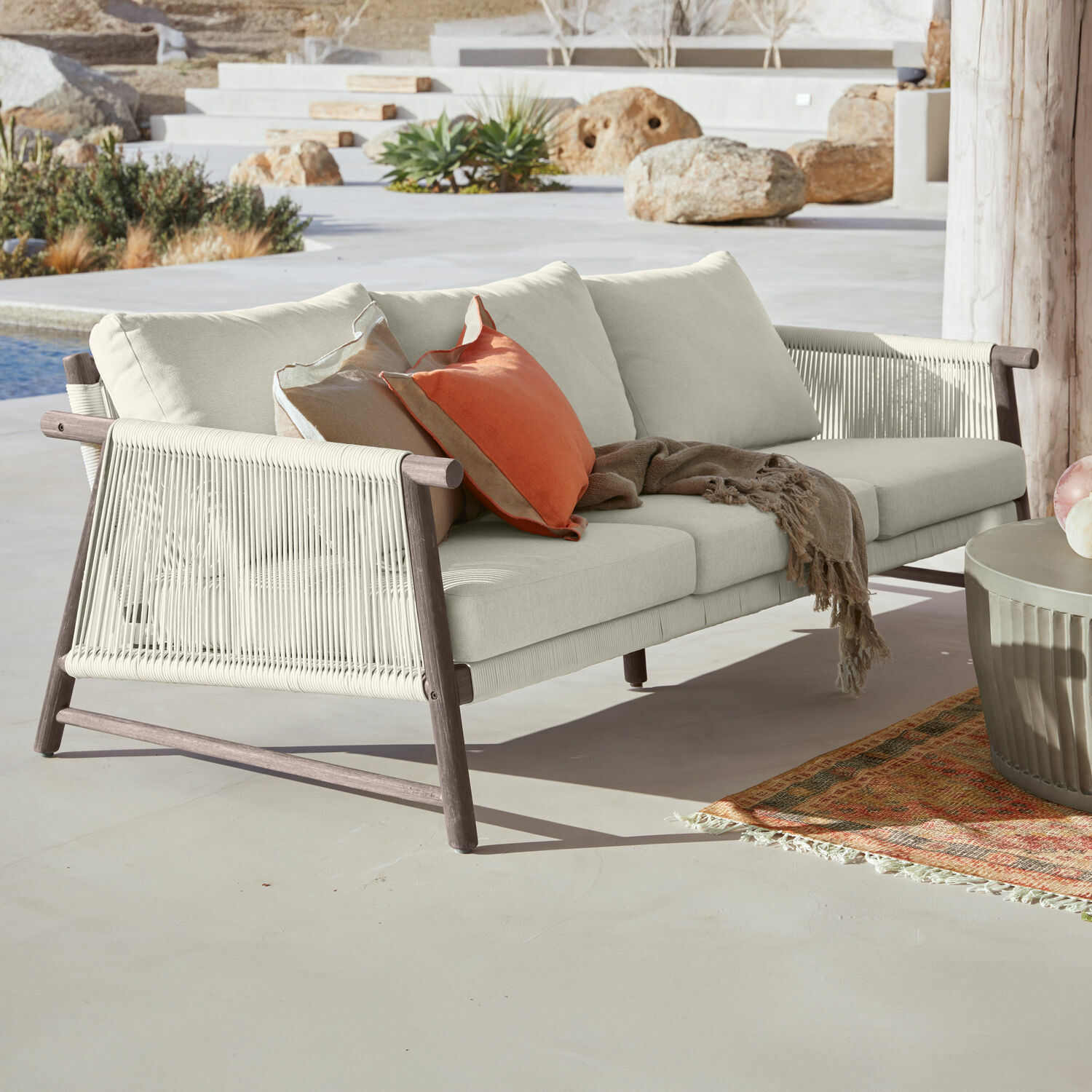 Outdoor-Sofa mit beigem Stoffbezug und Holzrahmen, stilvolles Terrassenmöbel für Garten