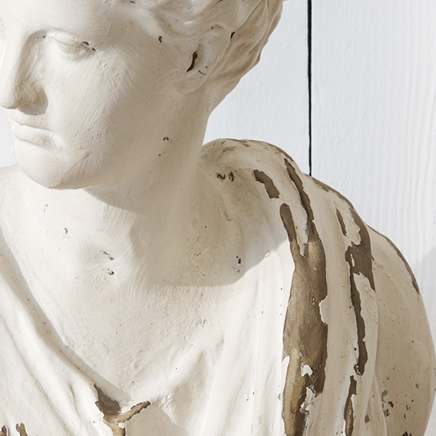 Weiße Skulptur aus gealtertem Material mit braunen Details, dekoratives Wohnaccessoire