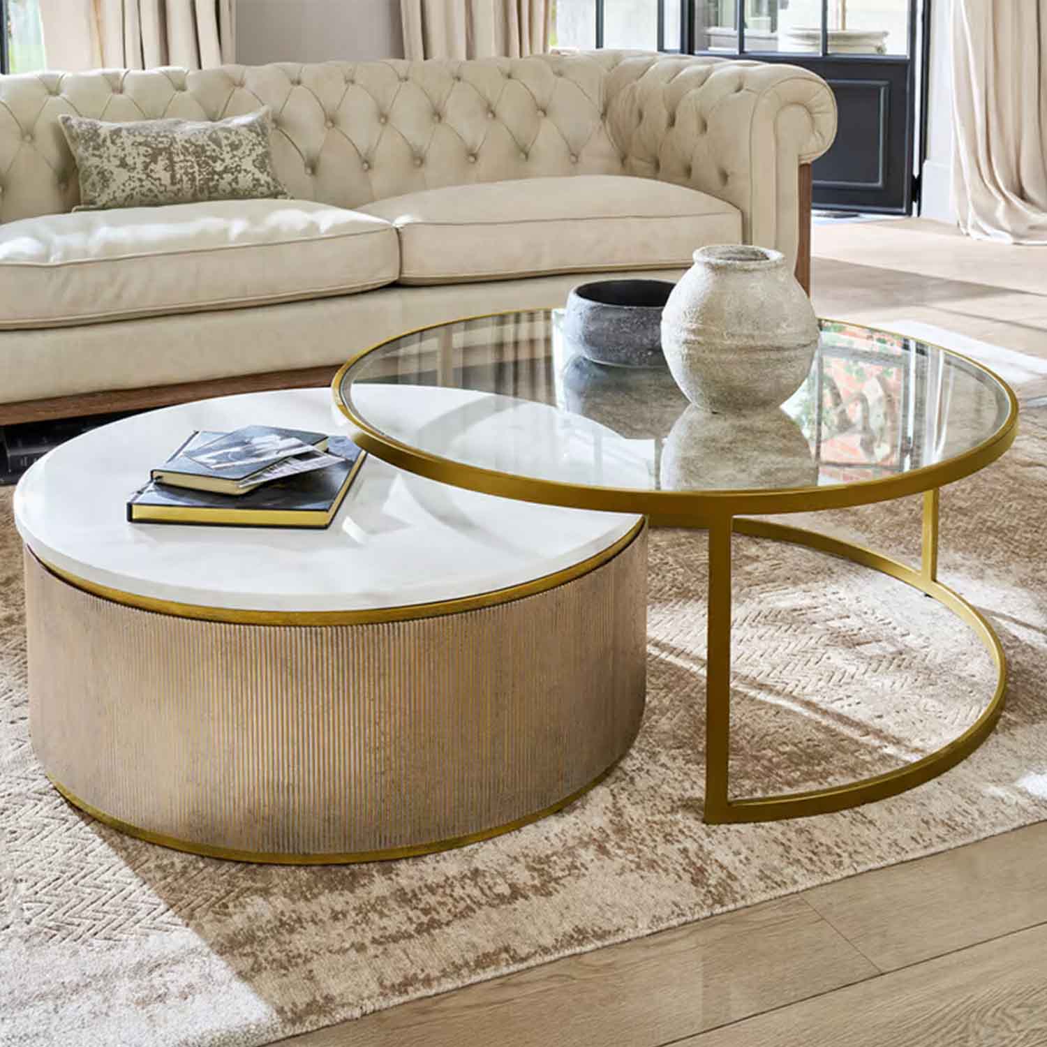 Zweier-Set Couchtische mit weißem Marmor- und Glasplatte sowie goldfarbenem Gestell im Wohnzimmer