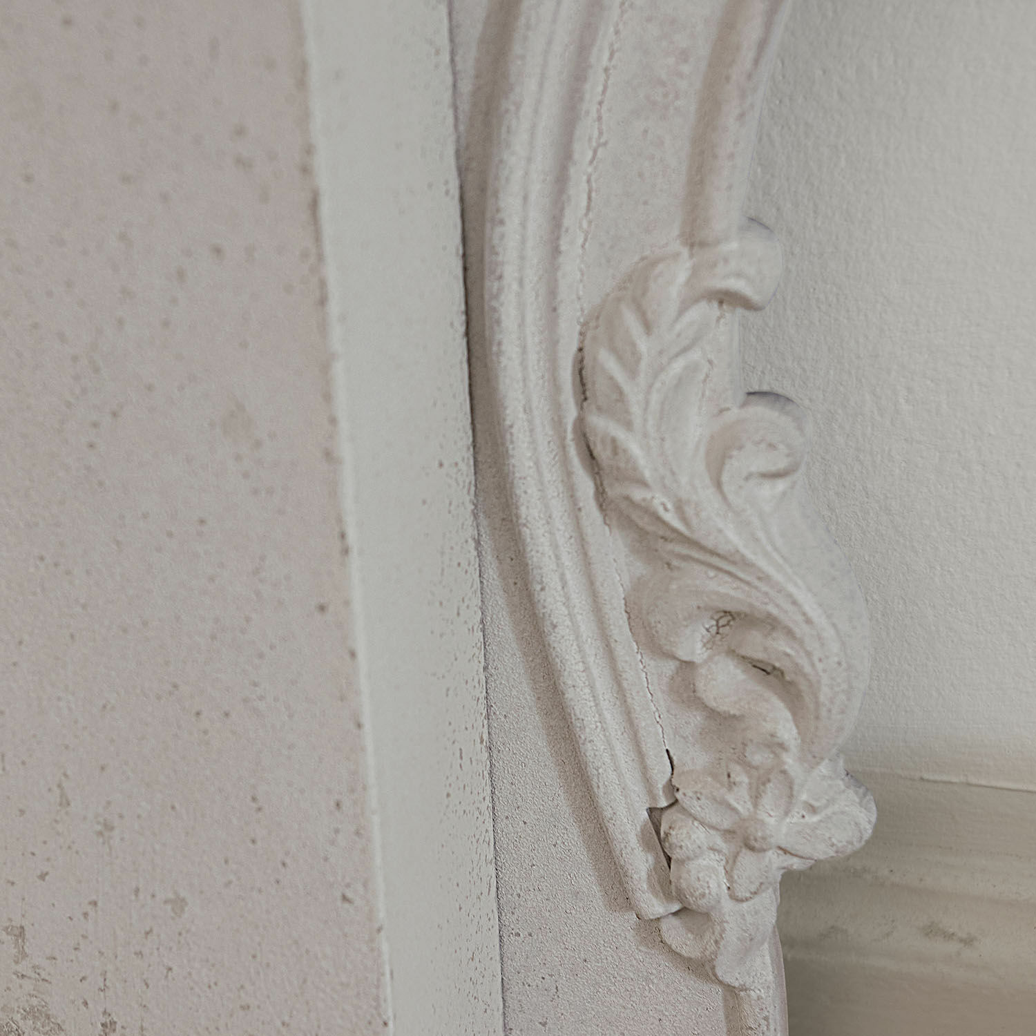 Weißes dekoratives Ornament mit Blumenmuster an der Wand, Vintage-Stil, Innenraumdeko