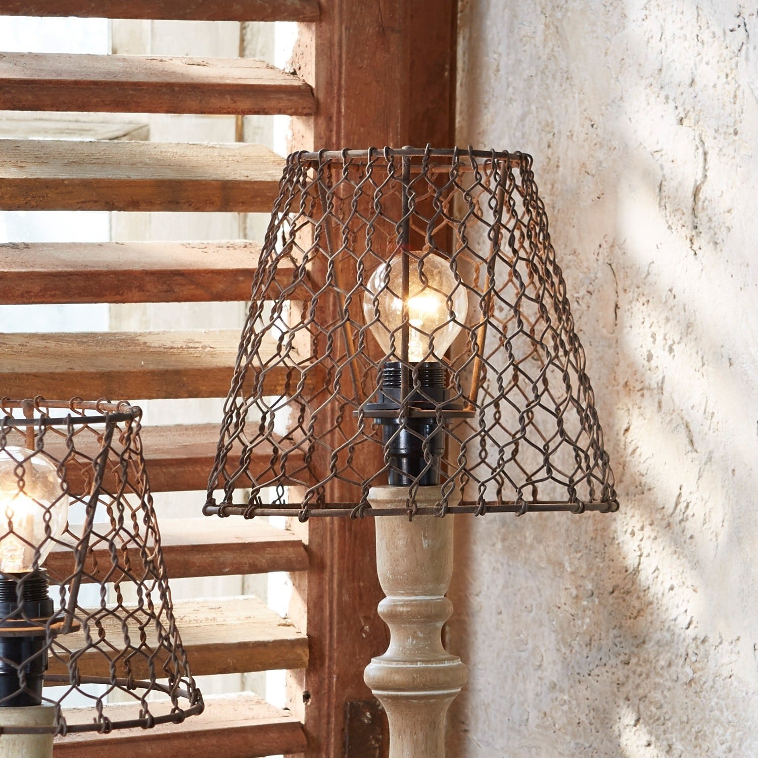Tischlampe mit rostfarbenem Metallschirm und gedrechseltem Holzfuß im Vintage-Stil