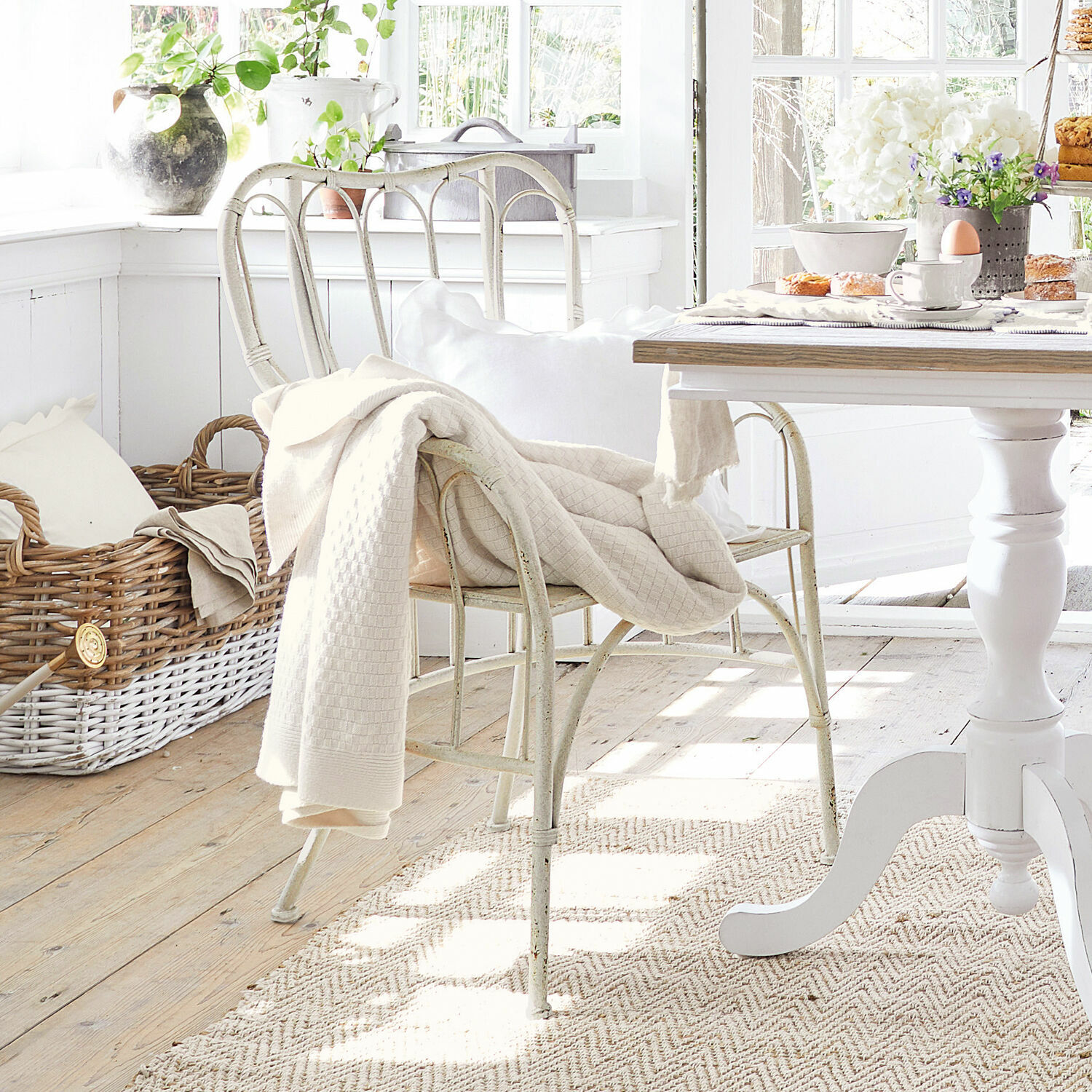 Stuhl Vidette Heller Metallstuhl mit cremefarbenem Plaid in gemütlichem, hellem Esszimmer mit Naturteppich