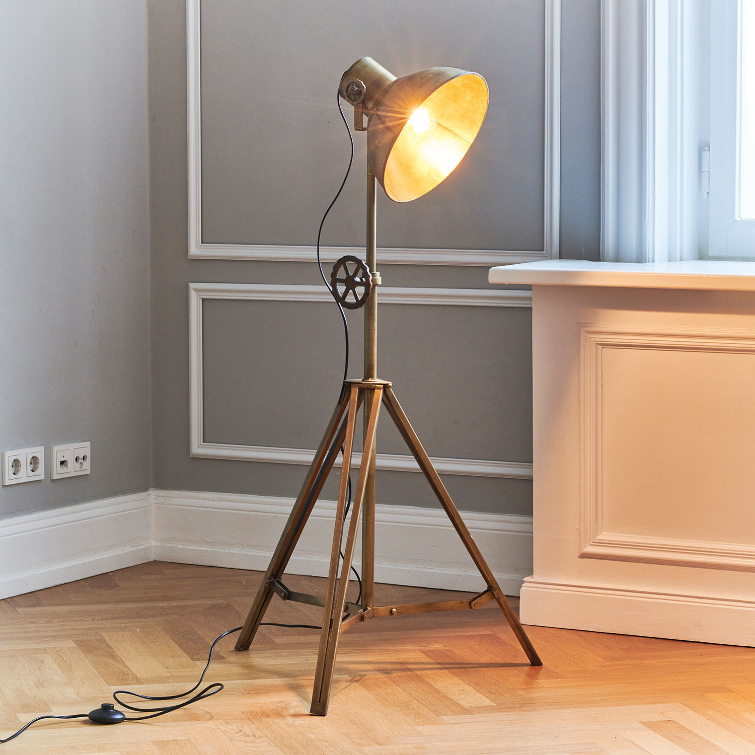 Stehlampe aus Messing-Metall mit Dreibein-Stativ im industriellen Stil für Wohnzimmer