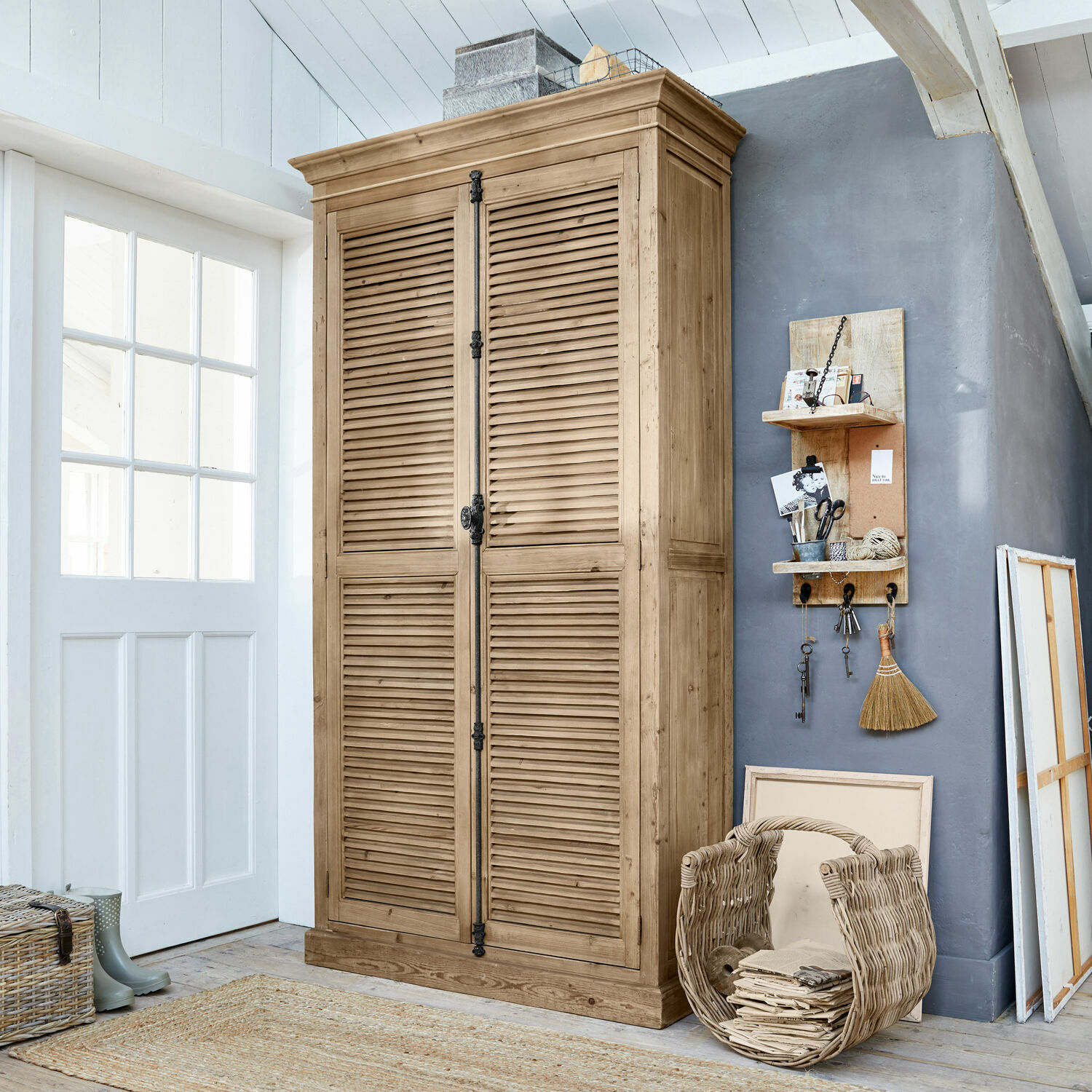 Holzschrank mit Lamellentüren in Naturfarbe, rustikaler Vintage-Stil für Stauraum