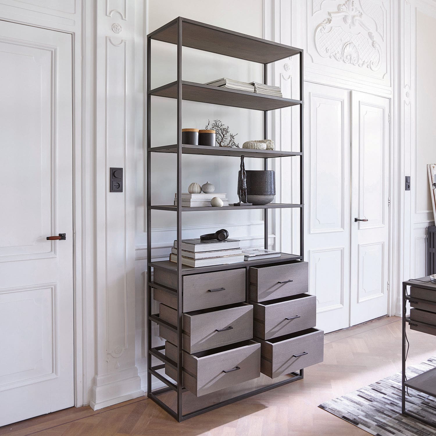 Moderne Metallregal mit grauen Holzschubladen in hellem, stilvollem Raum