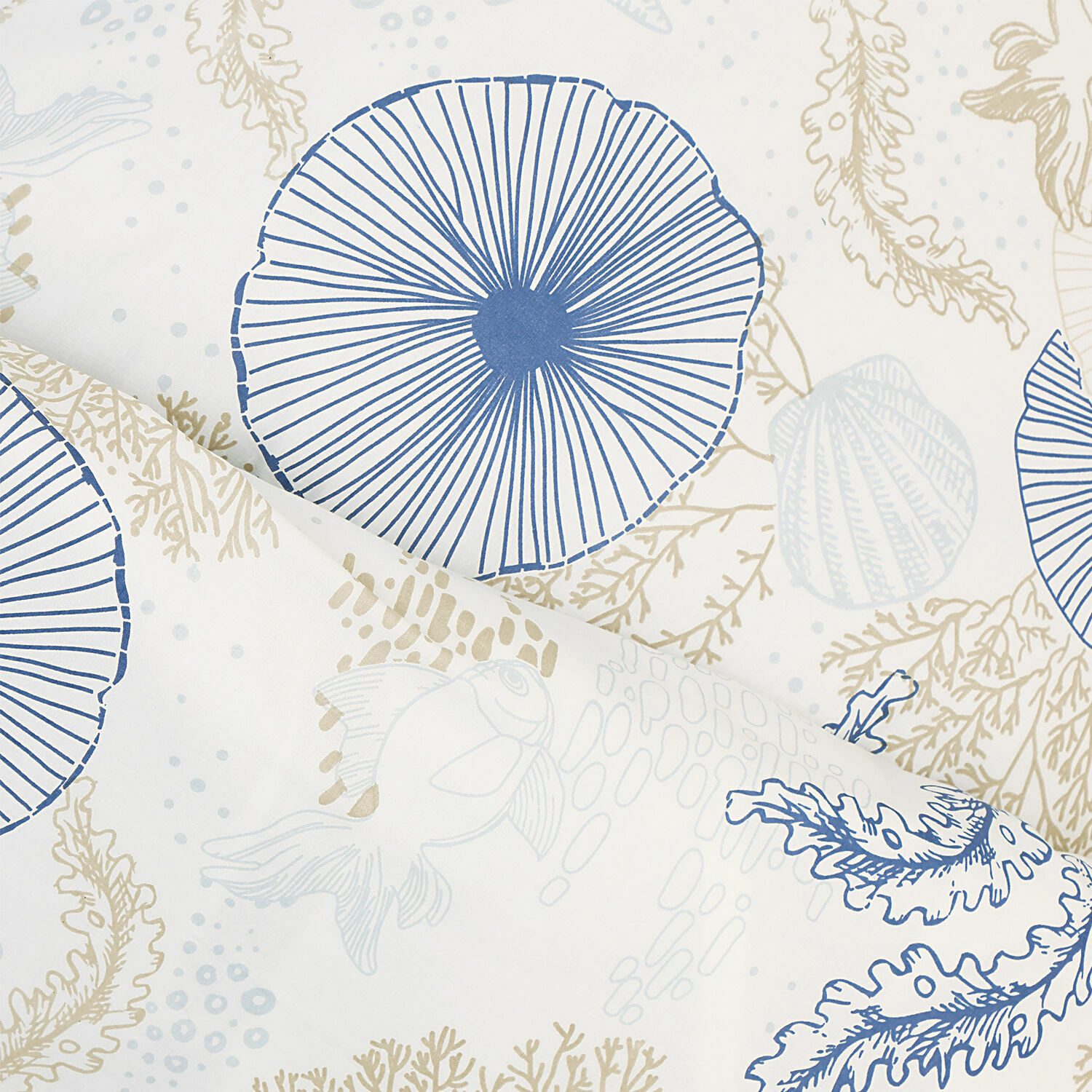 Baumwollbettwäsche mit maritimen Motiven in Blau- und Beigetönen, dekorativ und leicht