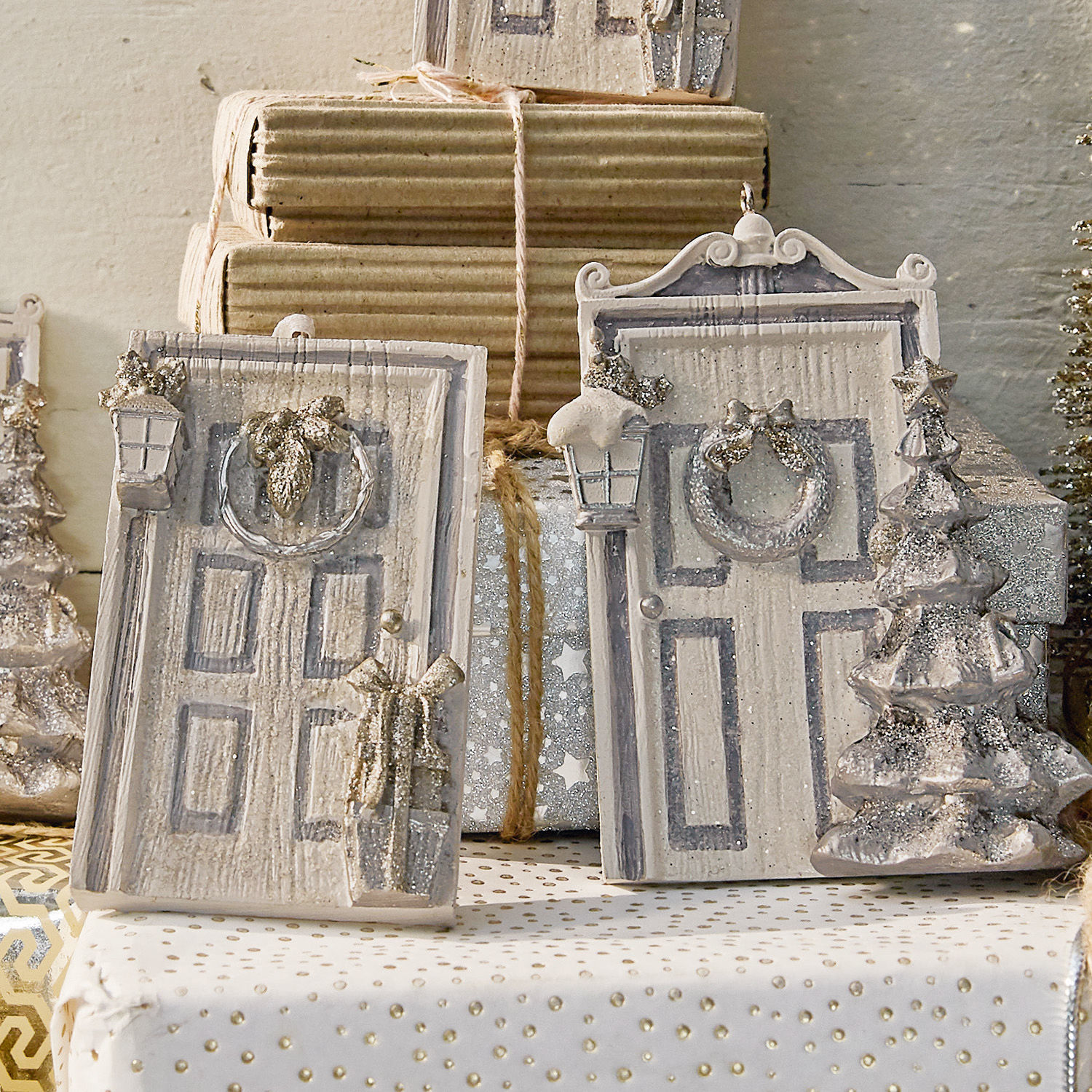 Dekorative Holz-Weihnachtstüren in Grau-Beige mit Glitzer und Laterne als Deko