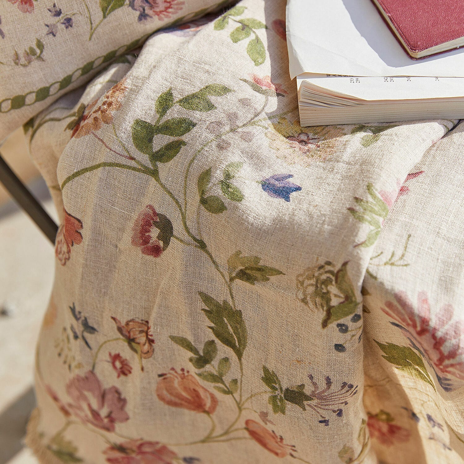 Leinenstoff in Creme mit buntem Blumenmuster und grünen Blättern, natürliche Wohnraumdekoration