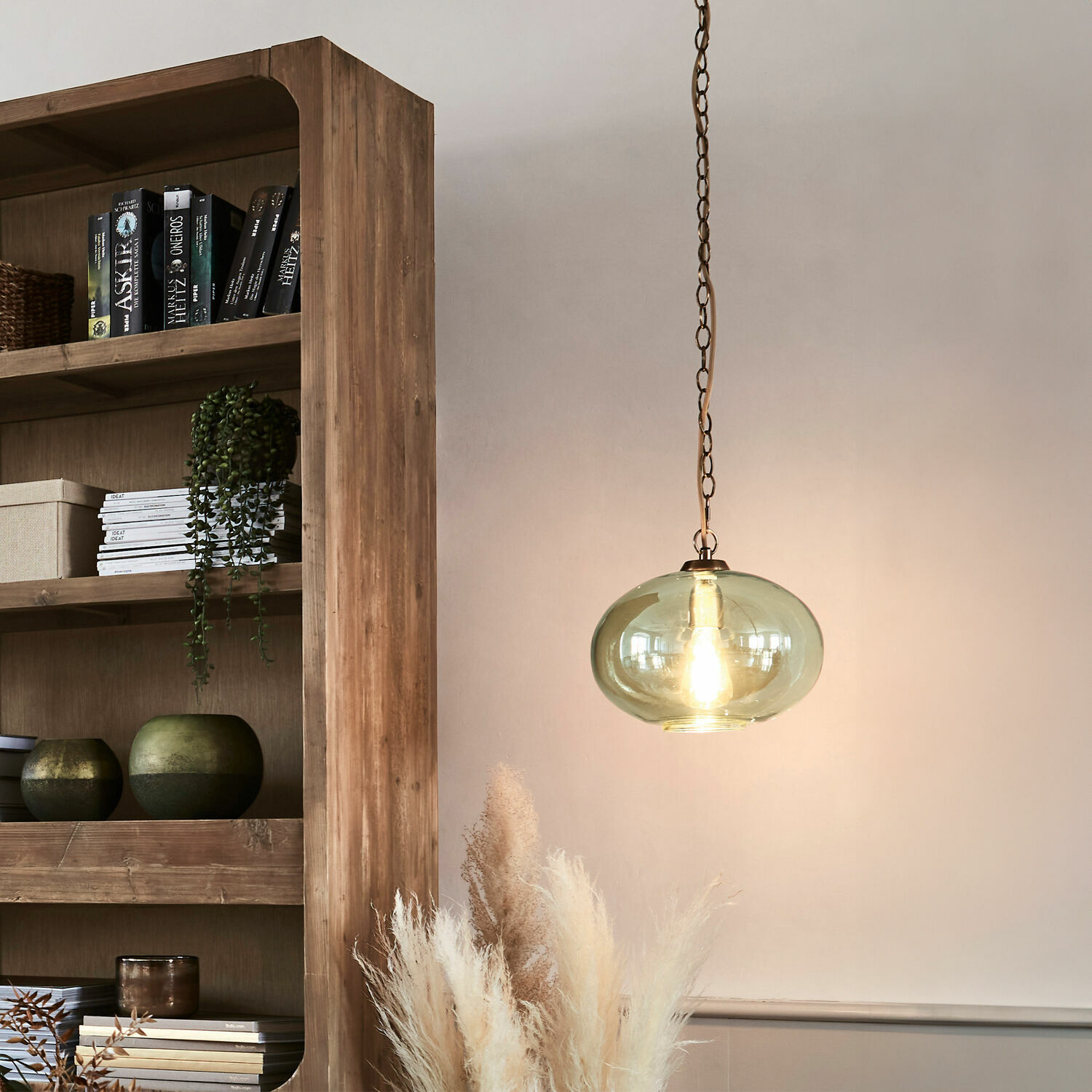 Grüne Glas-Hängeleuchte mit Metallkette, modernes Wohnraumlicht für gemütliche Atmosphäre