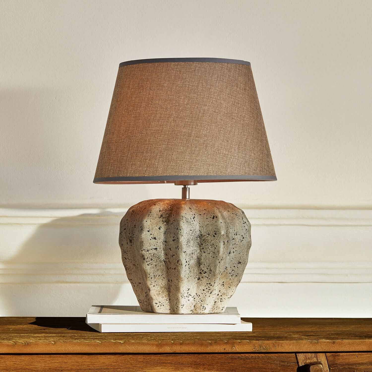 Tischlampe mit steinerner Basis und braunem Lampenschirm, dekorative Wohnzimmerbeleuchtung