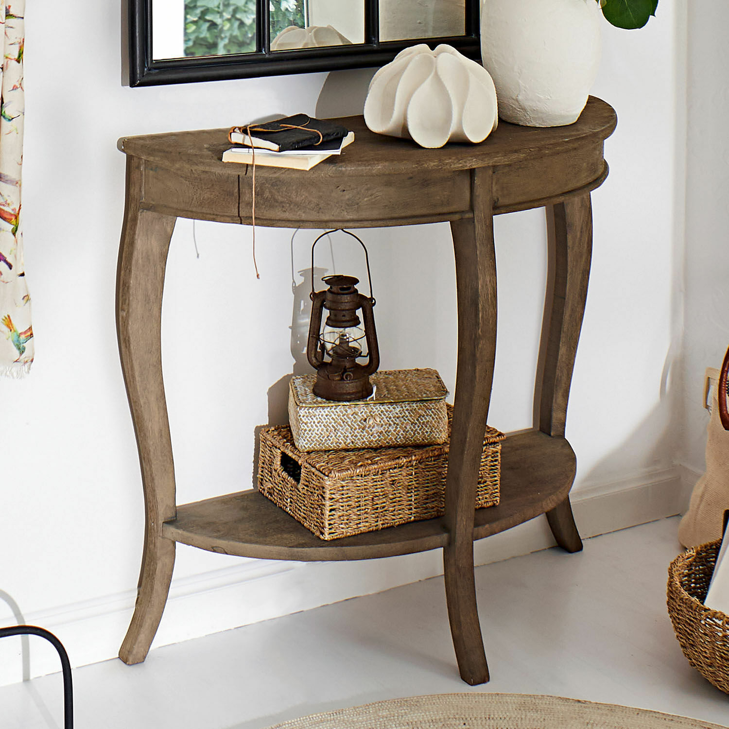 Konsole Crowley Brauner Holztisch mit Ablagefläche und Dekorationen für das Wohnzimmer