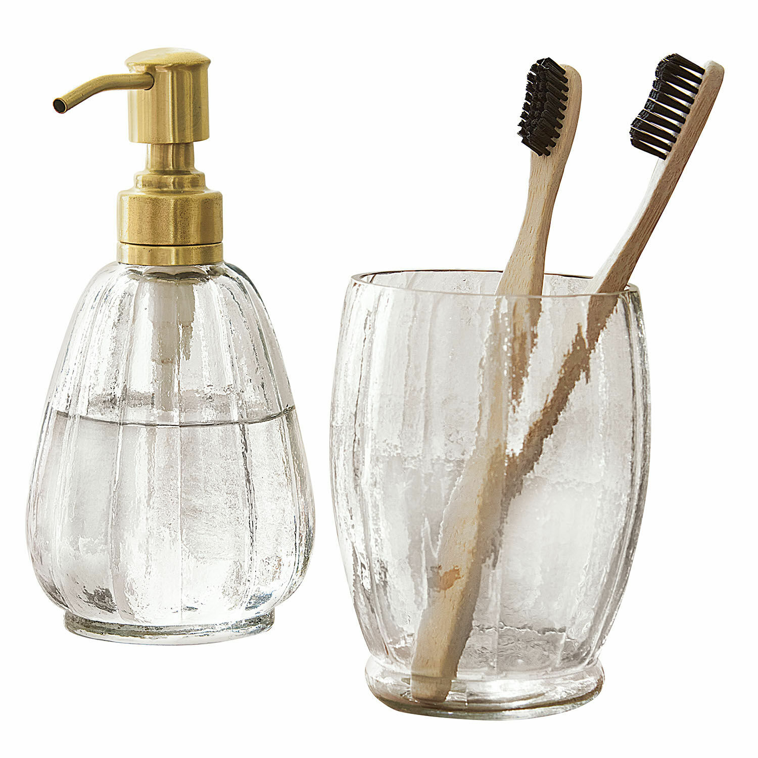 Glas-Seifenspender mit Messingpumpe und Glas mit zwei Bambuszahnbürsten für das Badezimmer