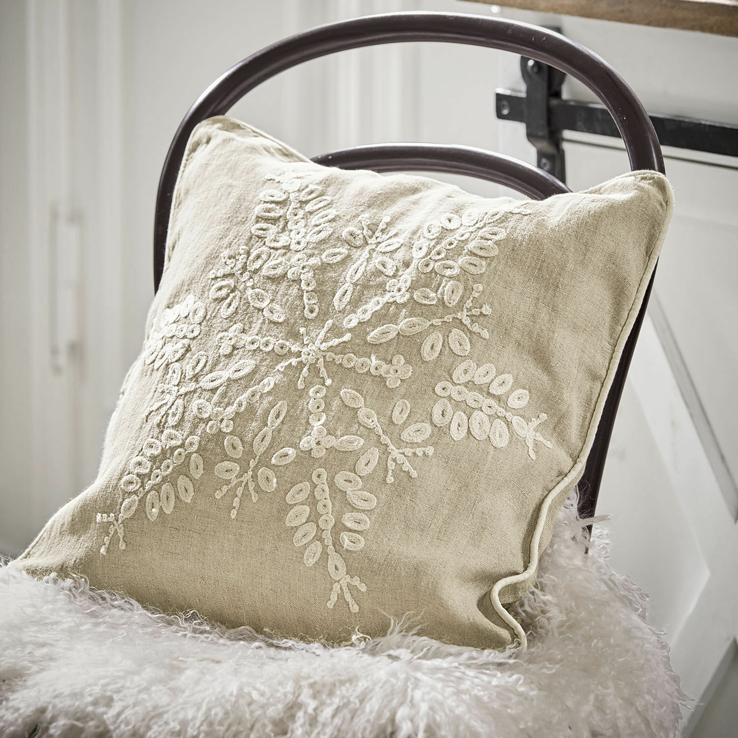 Kissenhülle Snowflake Beige Leinenkissen mit weißer Stickerei auf Stuhl mit Fellüberwurf, Wohnaccessoire