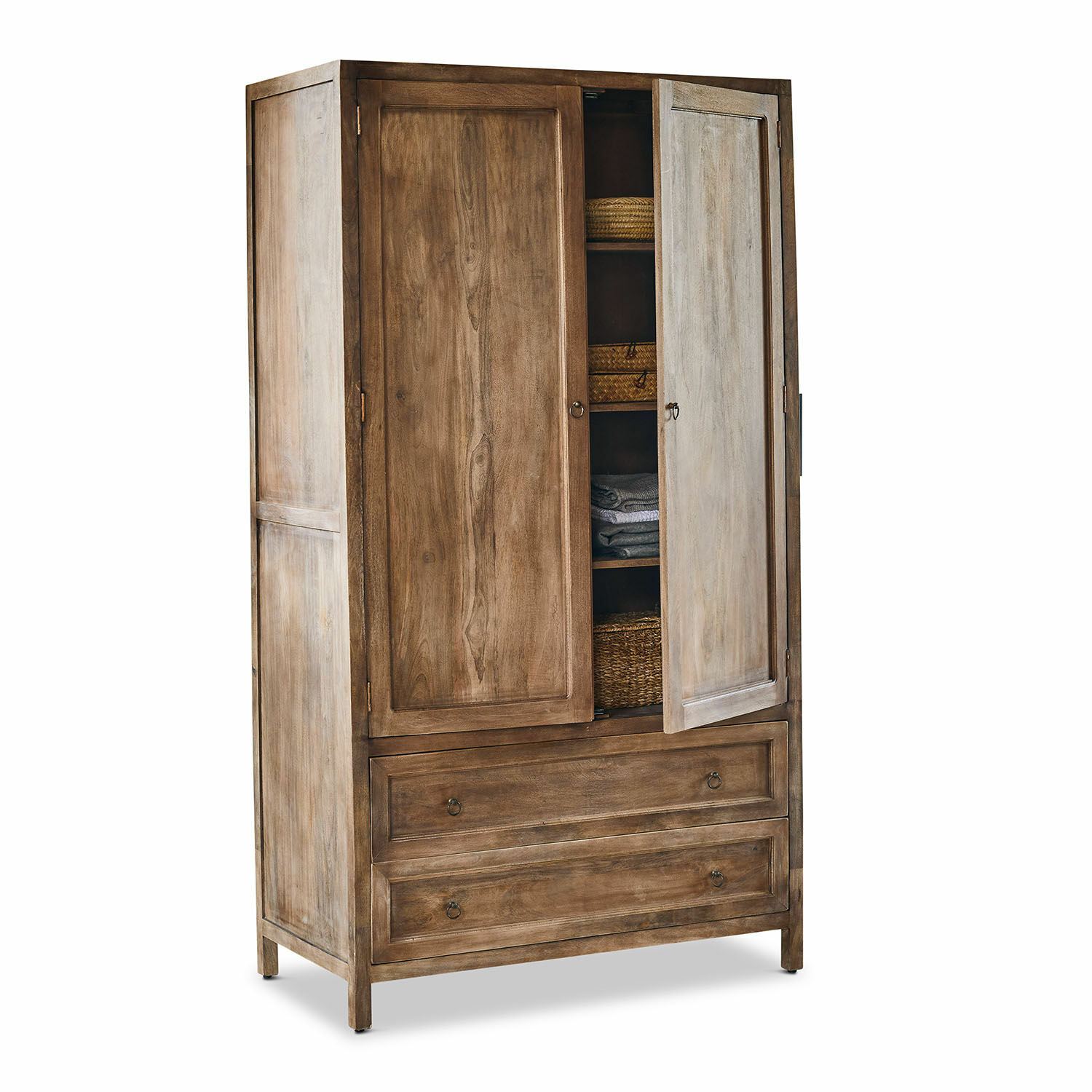 Holzschrank in natürlichem Braun mit zwei Türen und Schubladen für Stauraum im Wohnbereich.