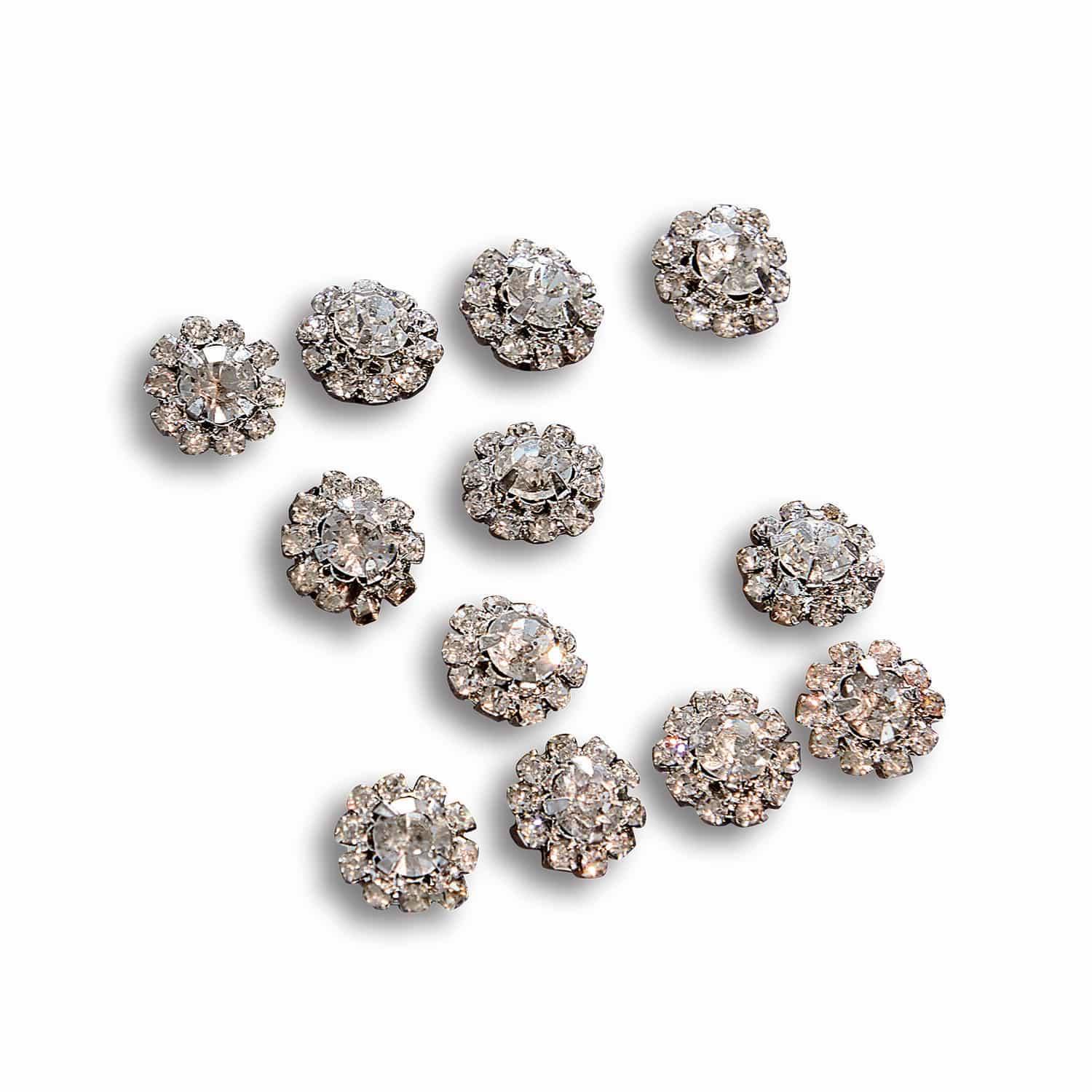 Set aus 12 funkelnden Kristallknöpfen in Blumenform auf weißem Hintergrund, dekorative Accessoires