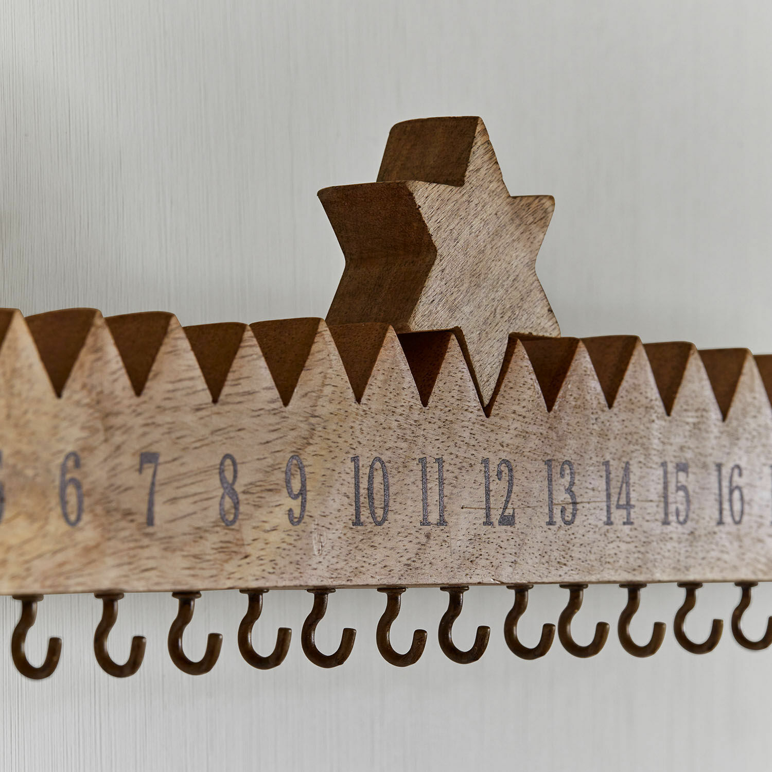 Adventskalender aus Holz mit Haken und Stern, naturfarbig, rustikale Weihnachtsdekoration