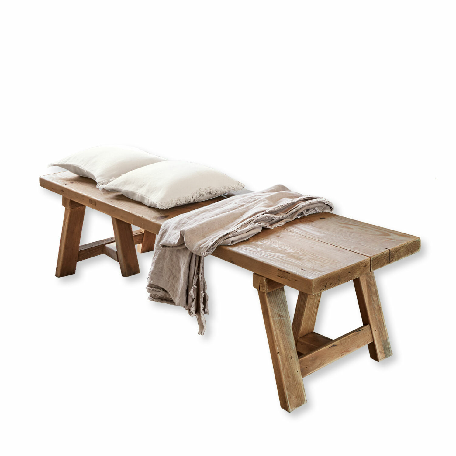 Bank Amherst Holzbank aus Naturholz mit zwei hellen Kissen und beiger Decke darauf