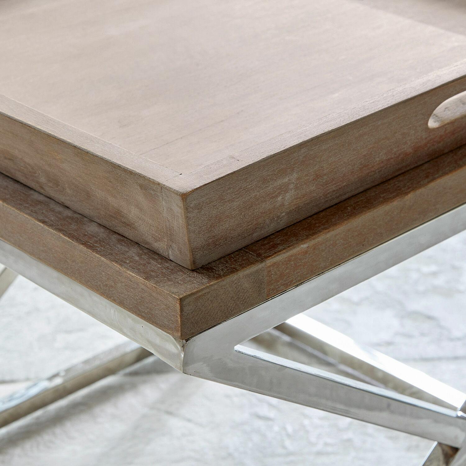 Dekoratives Tablett aus hellem Holz auf Metallgestell, modernes Design für Wohnzimmer