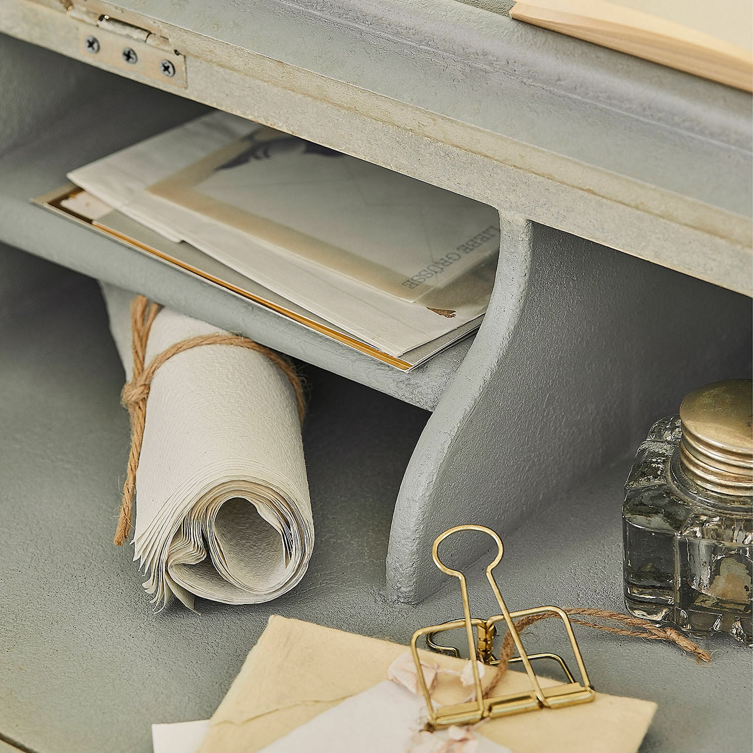 Grauer Holz-Organizer mit gerolltem Papier, Klammer und Tintenfass für den Schreibtisch