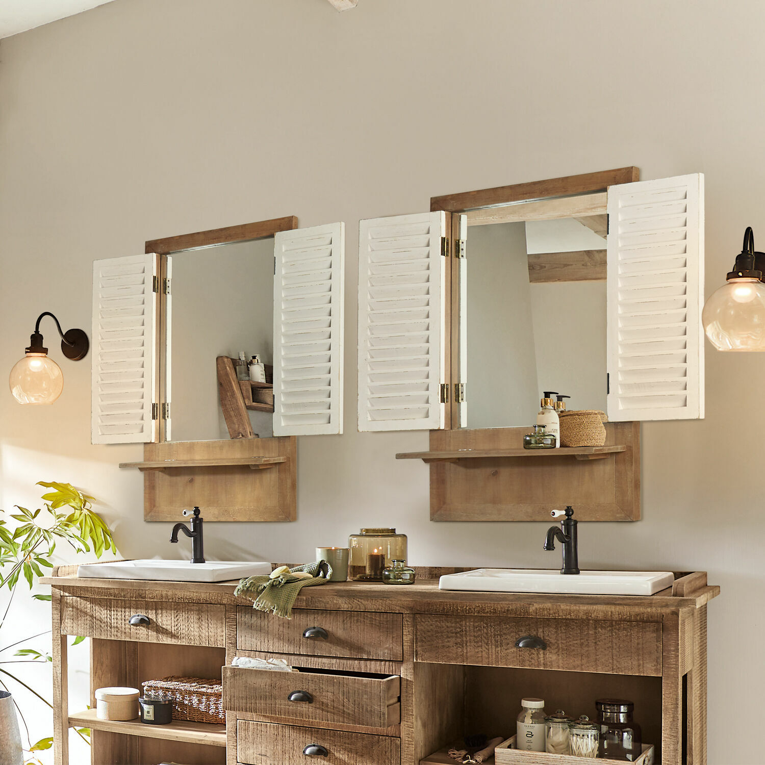 Holz-Badezimmerschrank mit zwei weißen Spiegeln mit Fensterläden und schwarzen Wasserhähnen, Naturholz