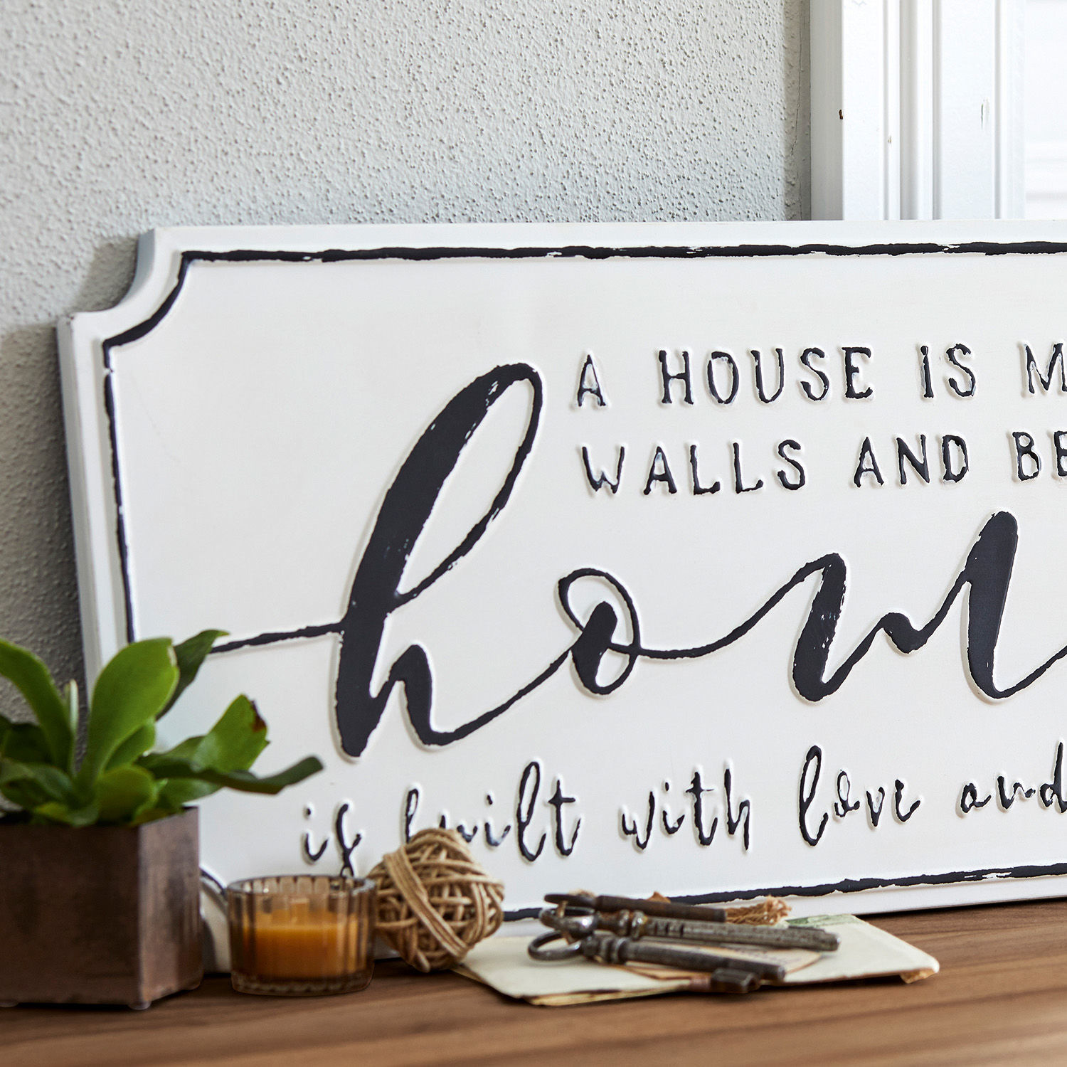 Weiße dekorative Holztafel mit Haus-Spruch, rustikaler Wohnaccessoire, Landhausstil