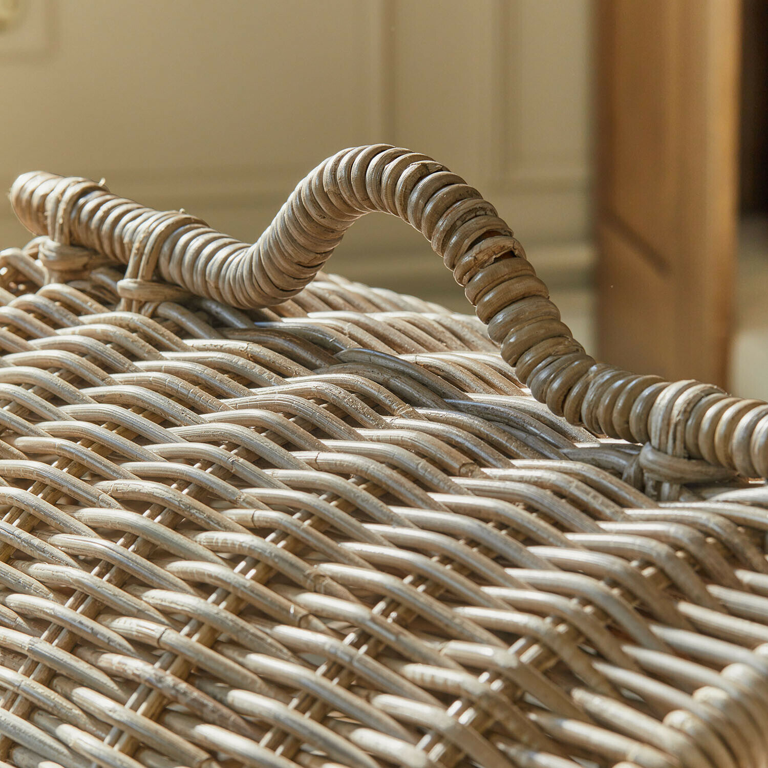 Natürlicher Korb aus hellem Rattan mit Griff, ideal zum Aufbewahren und Dekorieren