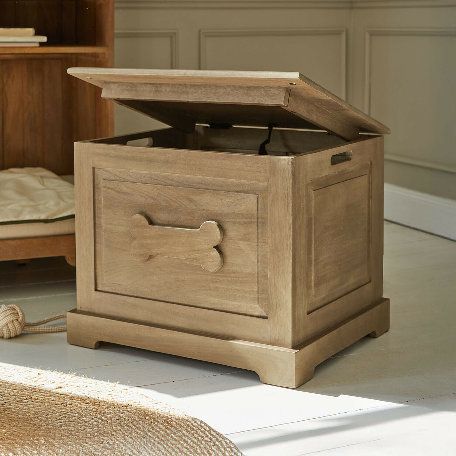 Holztruhe in Naturfarbe mit Knochenmotiv und Griffen, ideal zur Aufbewahrung von Spielzeug