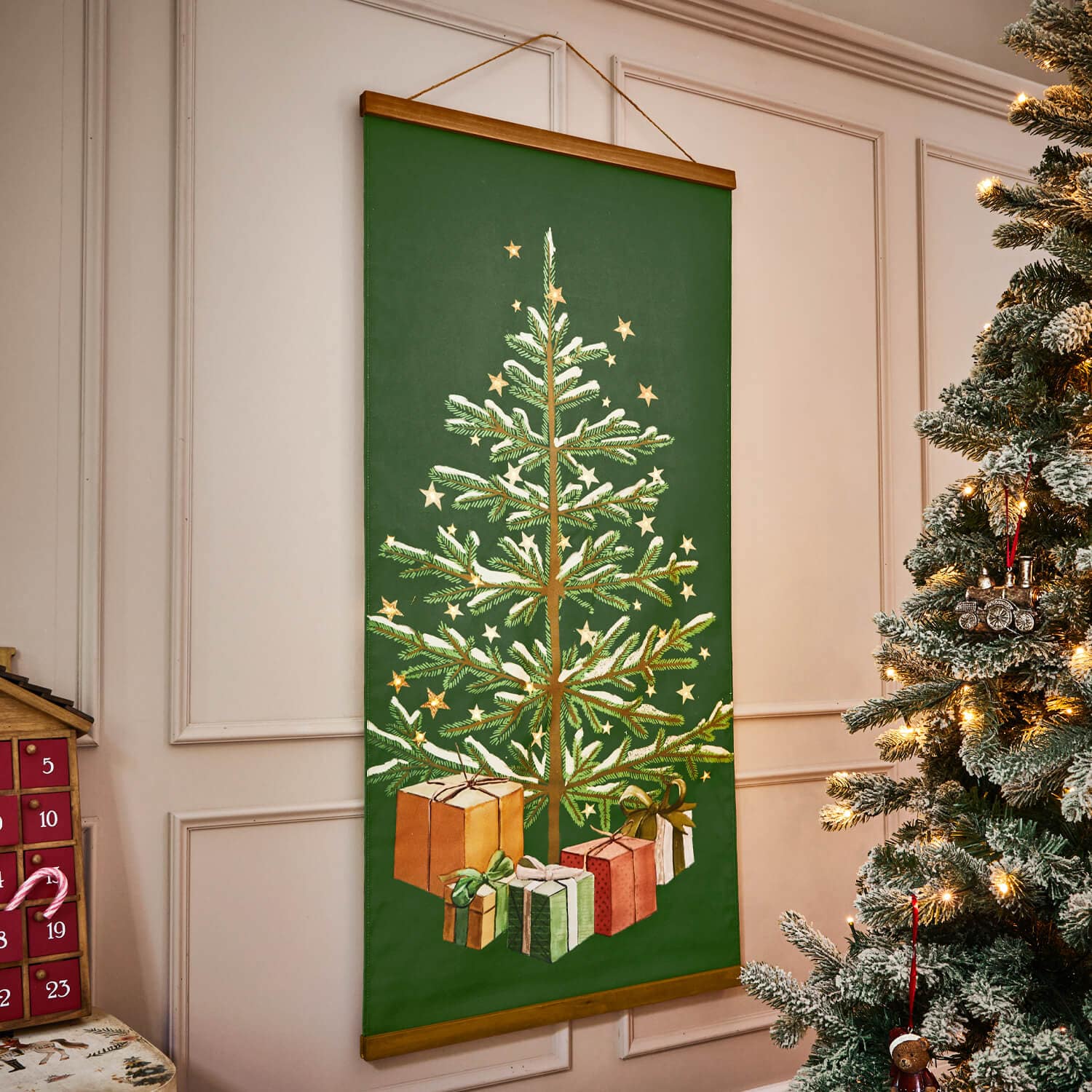 Grünes Wandbild mit Weihnachtsbaum und Geschenken, festliche Dekoration für Zuhause