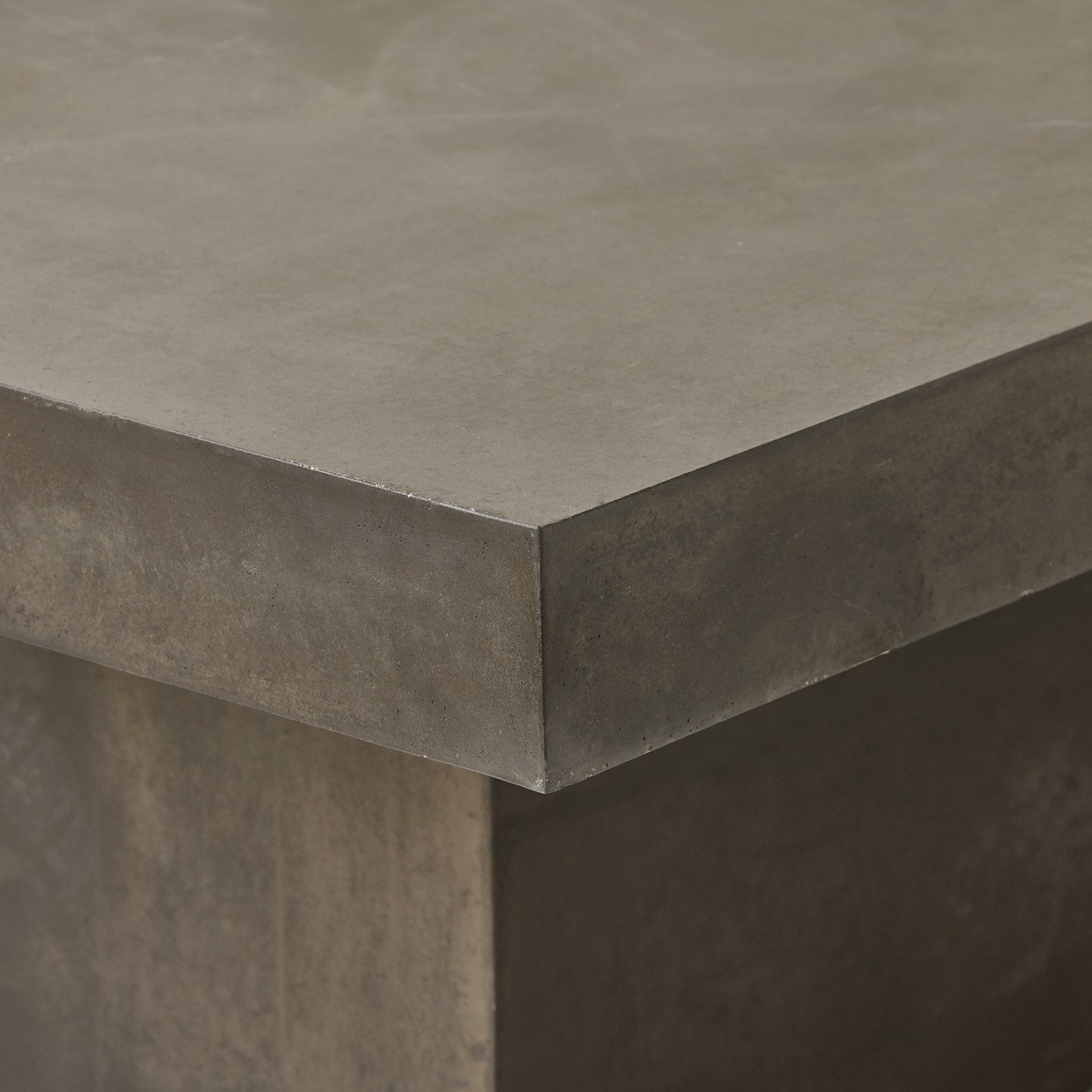 Tischplatte aus grauem Beton mit modernem, minimalistischem Design für zeitgenössische Räume.