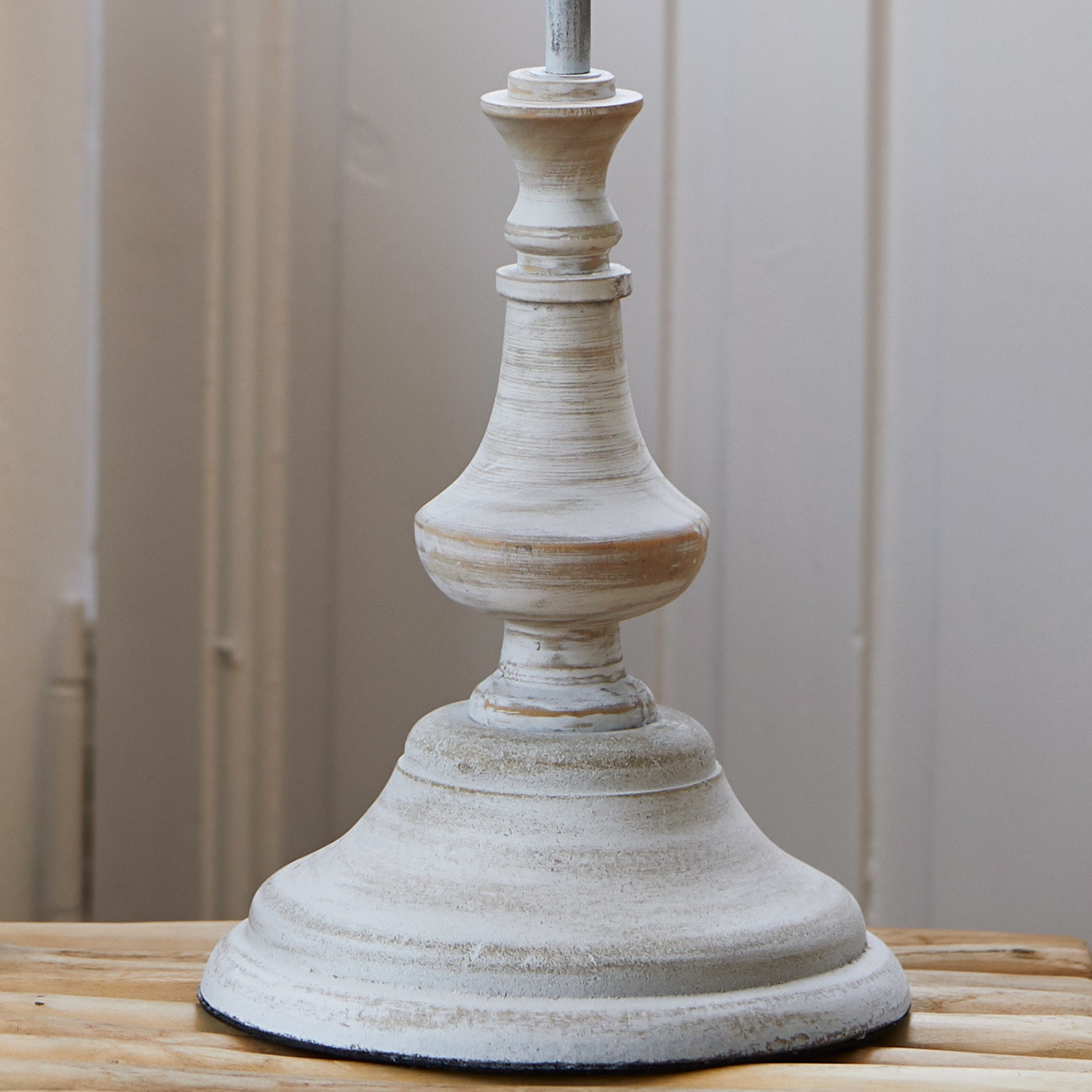 Lampenfuß aus Holz in weißem Used-Look für eine stilvolle Vintage-Wohnraumgestaltung