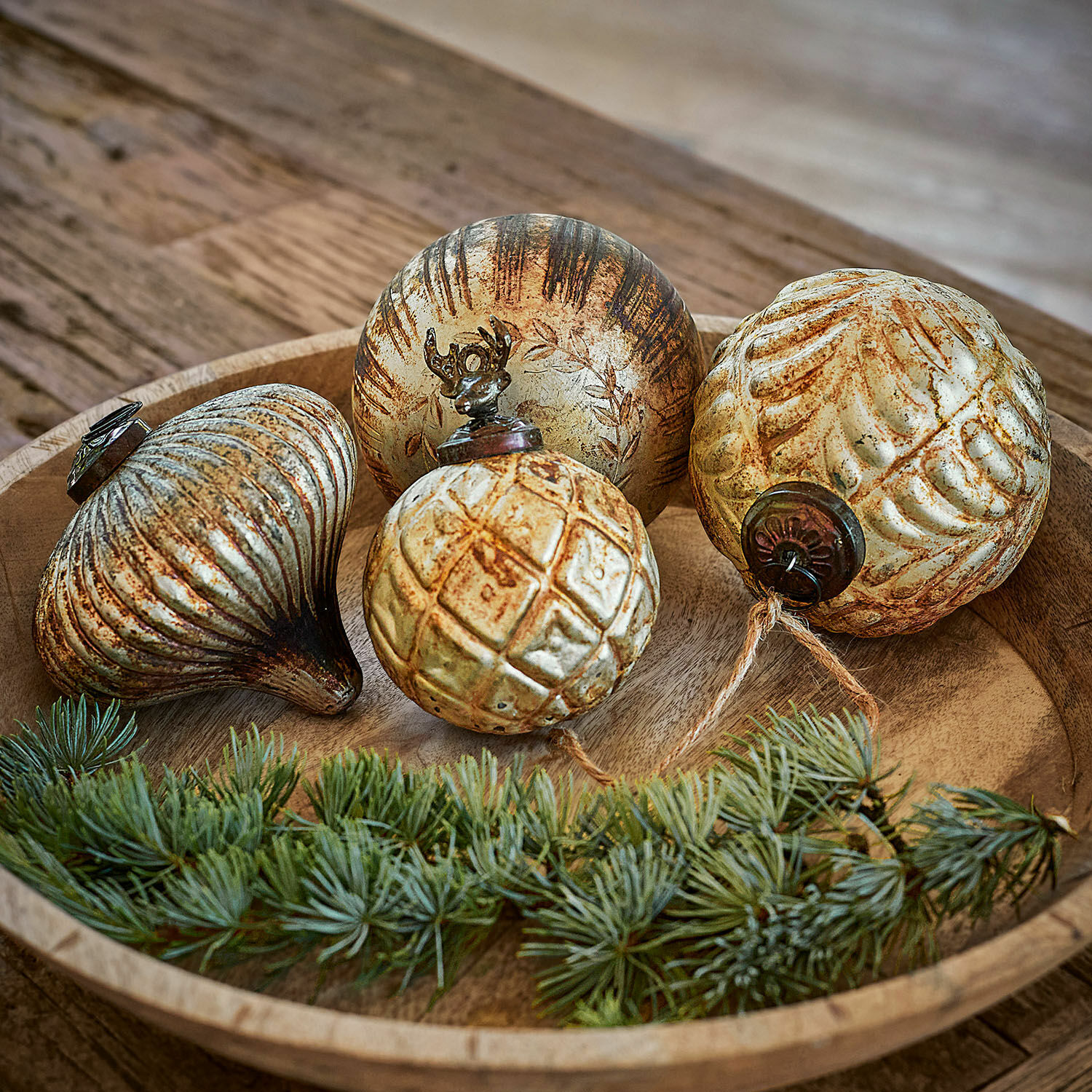 Weihnachtsschmuck 4er Set Donia Vier goldene, antik wirkende Weihnachtskugeln auf Holztablett mit Tannenzweig dekoriert