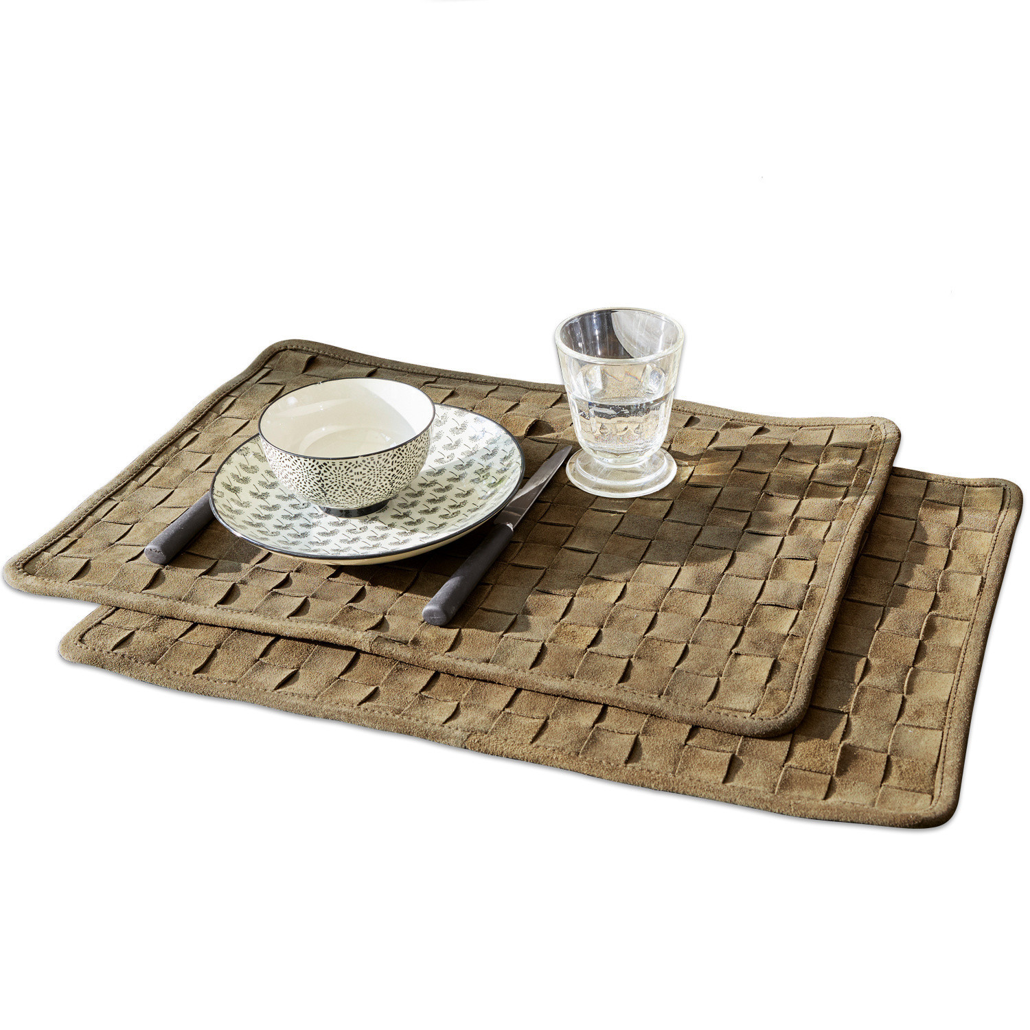 Braune Tischsets aus weichem Material mit gewebter Struktur, ideal für Tischdekoration