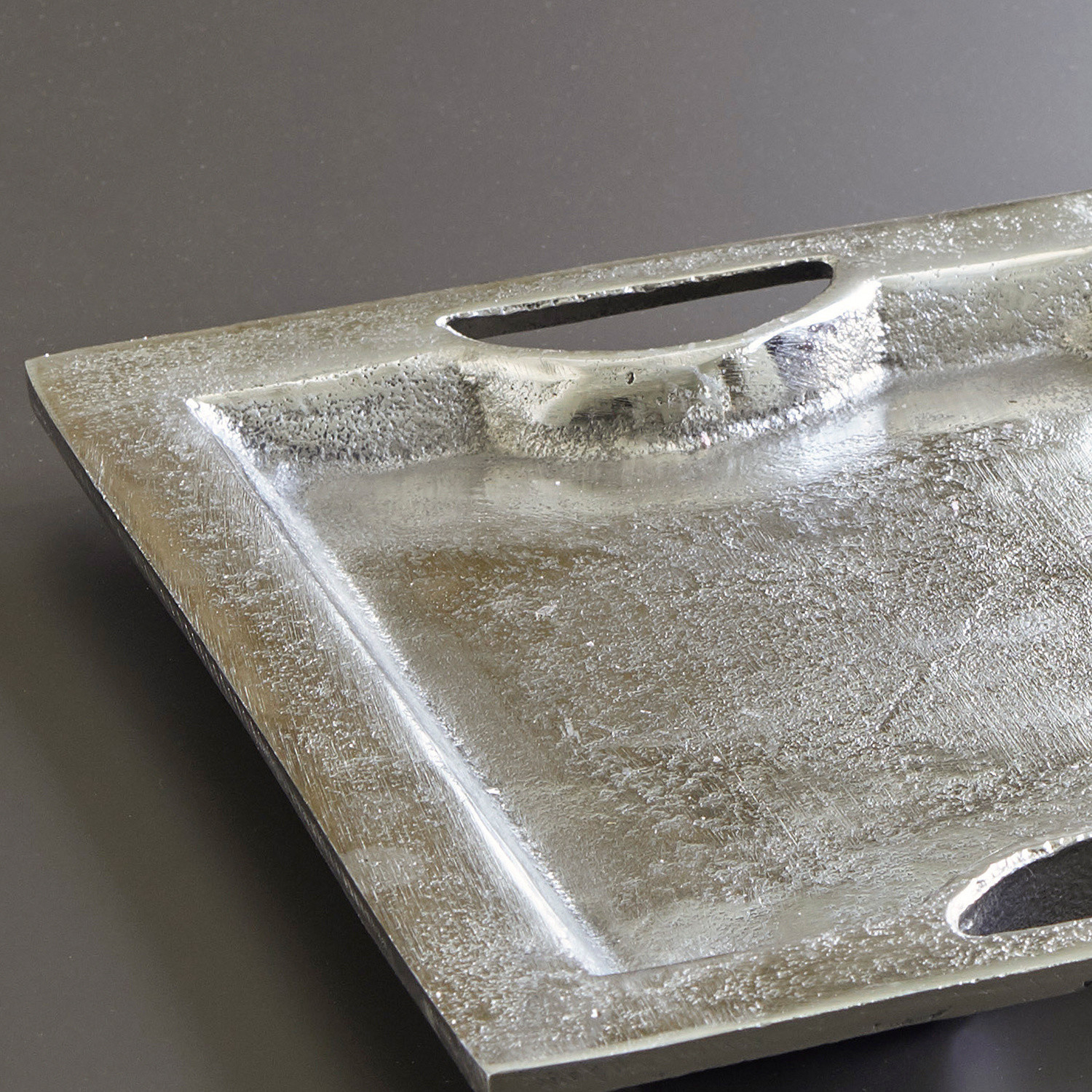 Silbernes Metalltablett mit Griffen, dekoratives Element im industriellen Stil