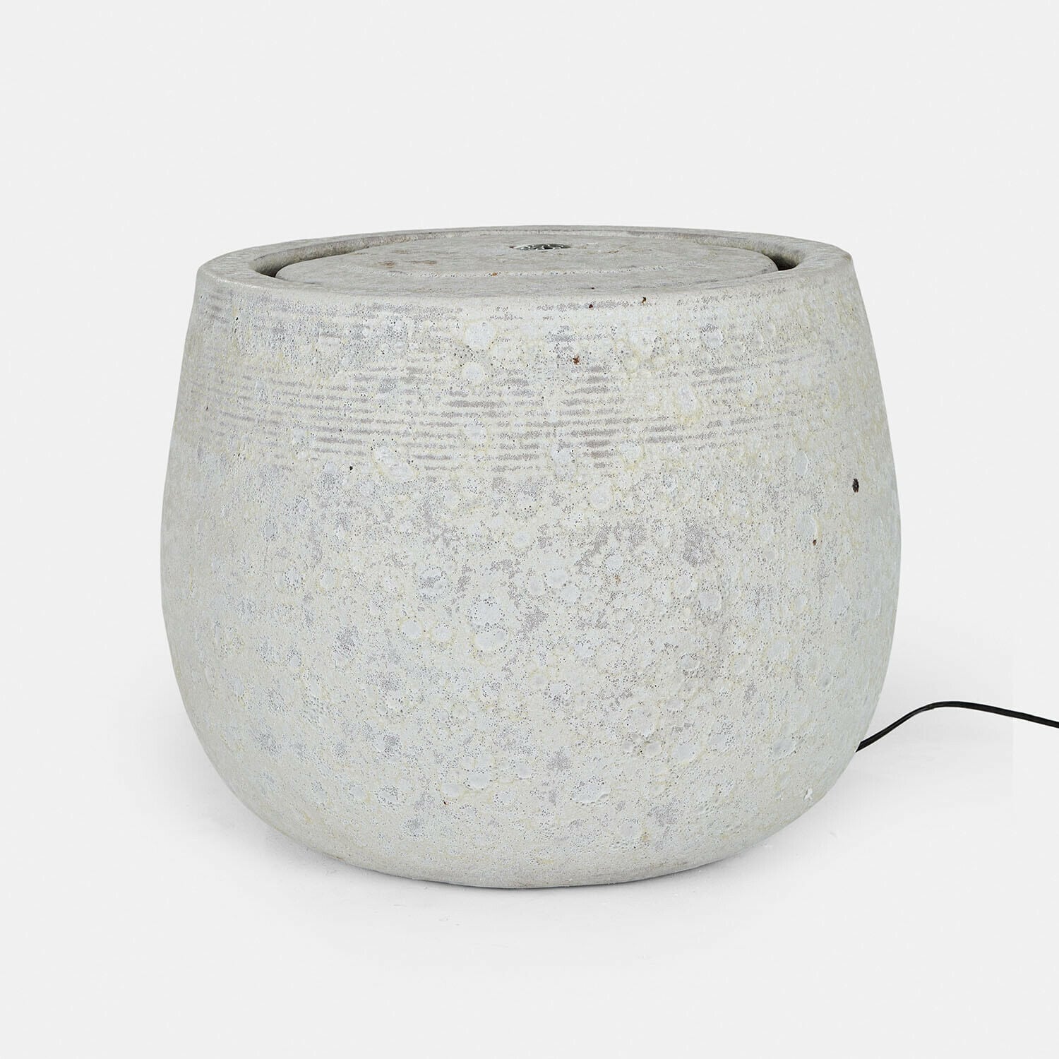 creme Seravia Brunnen in Creme aus Stein mit rundem Design, ideal für Gartendekoration