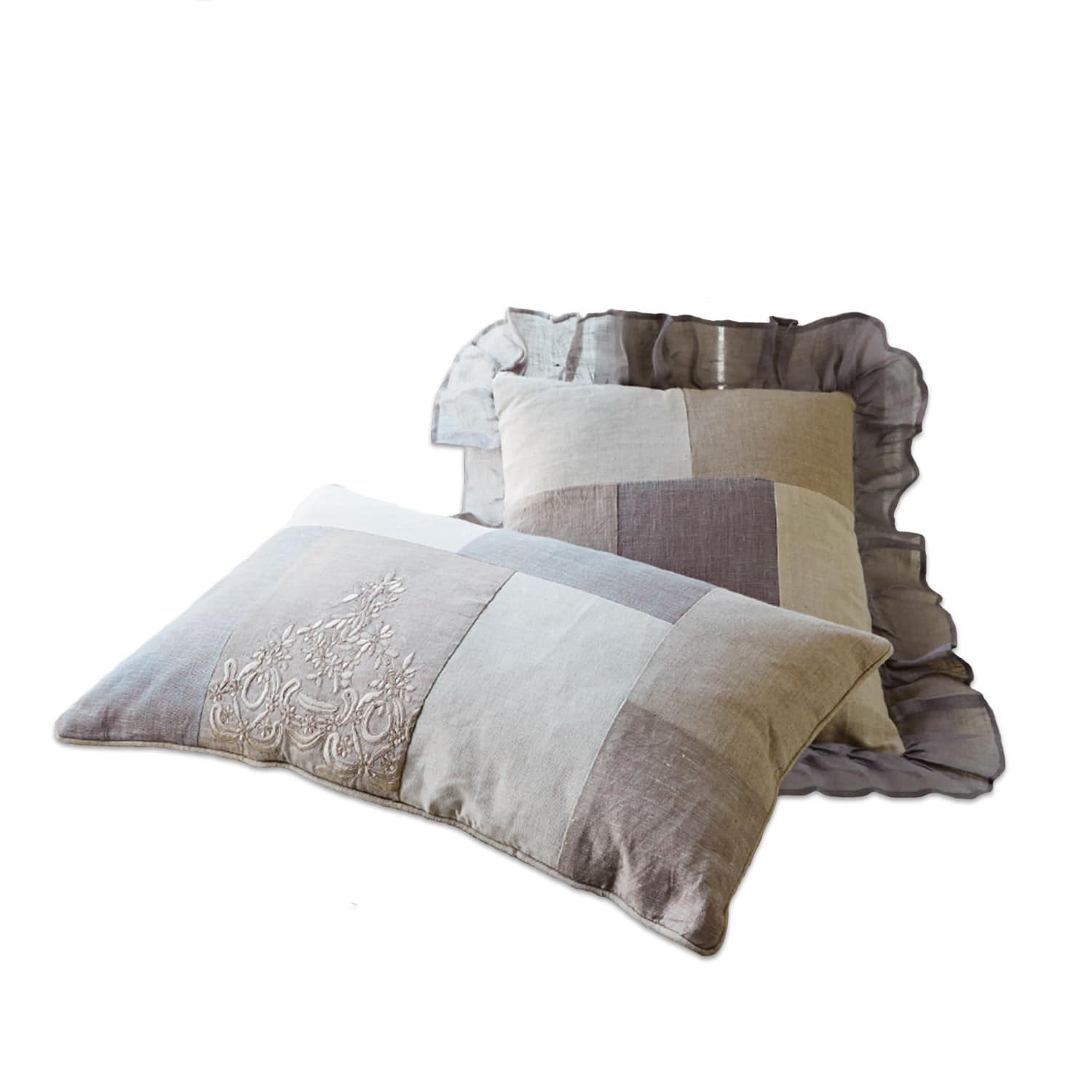 Set aus zwei dekorativen Leinenkissen in Beige- und Grautönen mit Stickerei und Rüschen